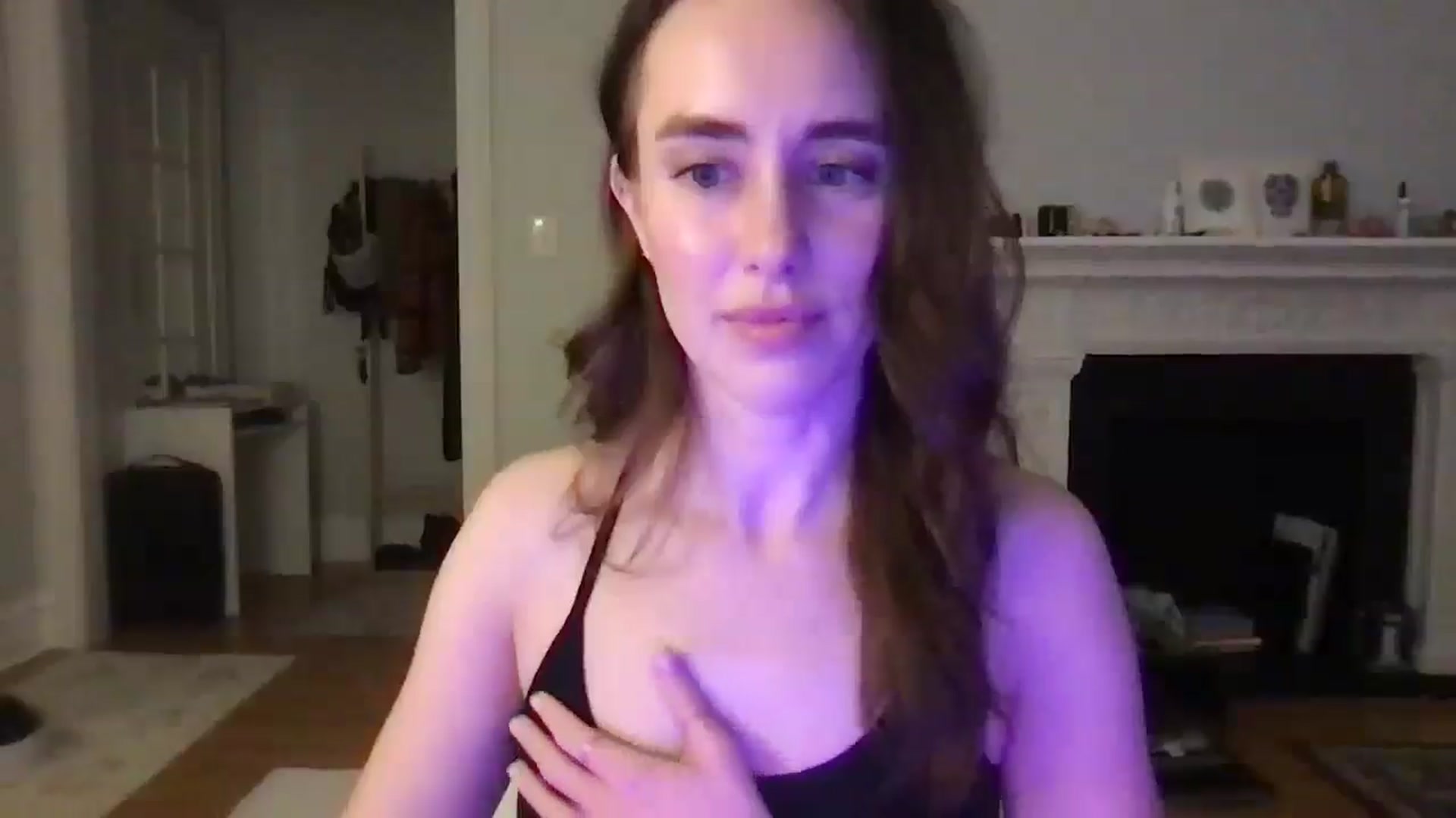 Gallery image thumbnail from clara's myfreecams stream on, 03/06/2025, 01:22 image 4 of 20