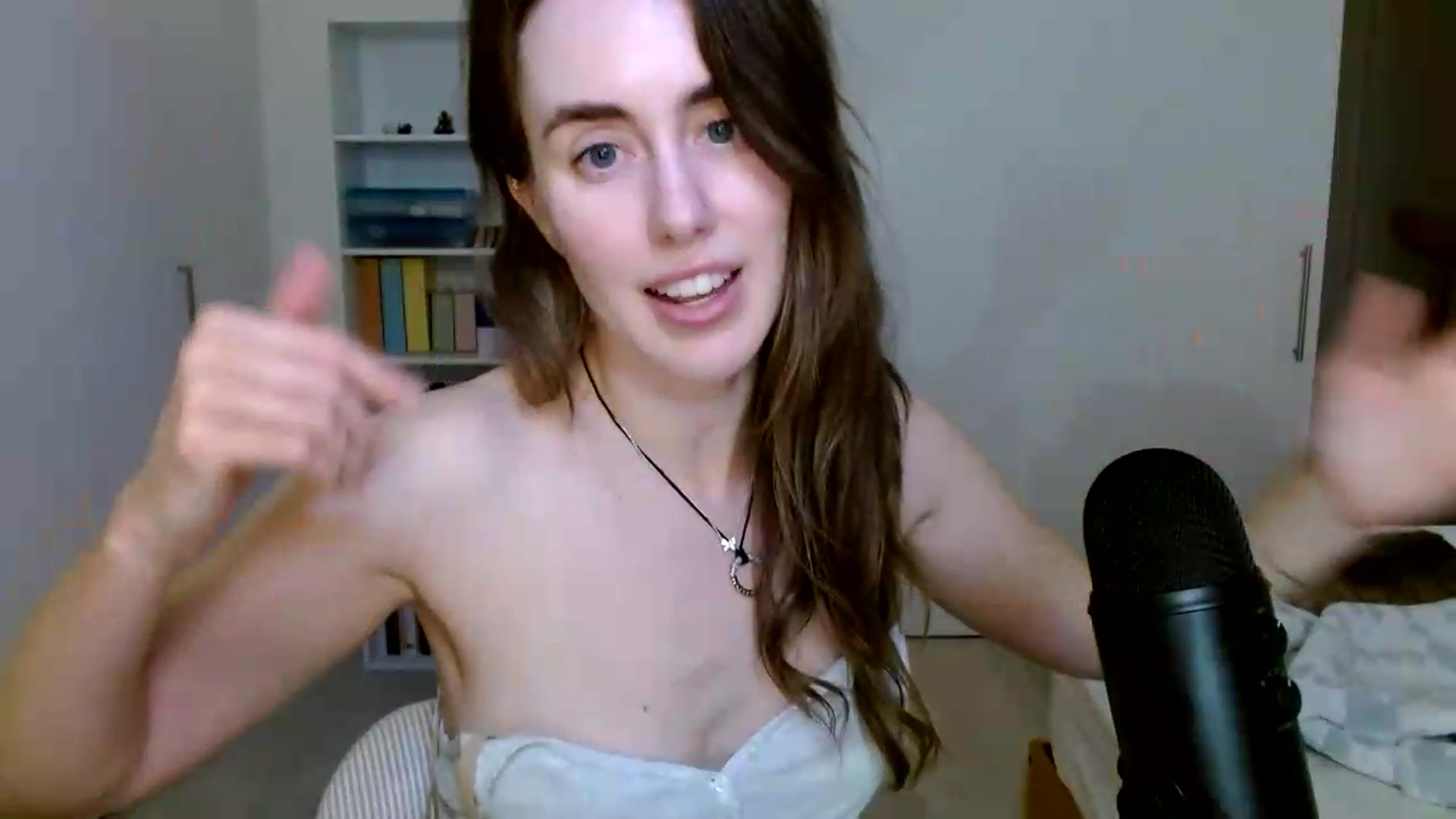 Gallery image thumbnail from clara's myfreecams stream on, 08/28/2026, 07:19 image 18 of 20