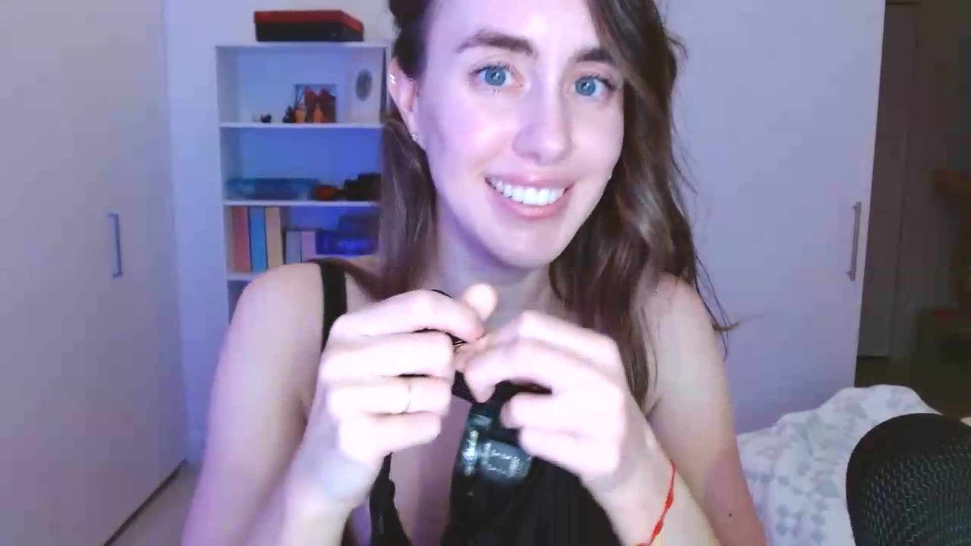 Gallery image thumbnail from clara's myfreecams stream on, 09/08/2026, 05:10 image 6 of 20