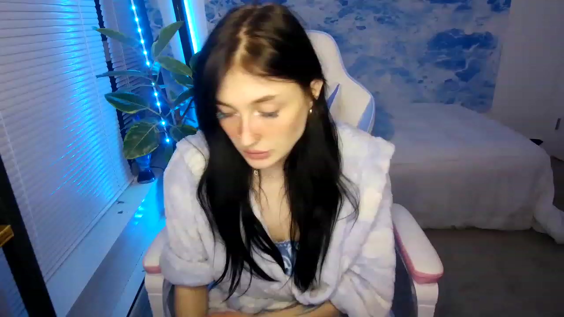 Gallery image thumbnail from cloverslucky's myfreecams stream on, 03/19/2023, 04:04 image 15 of 20