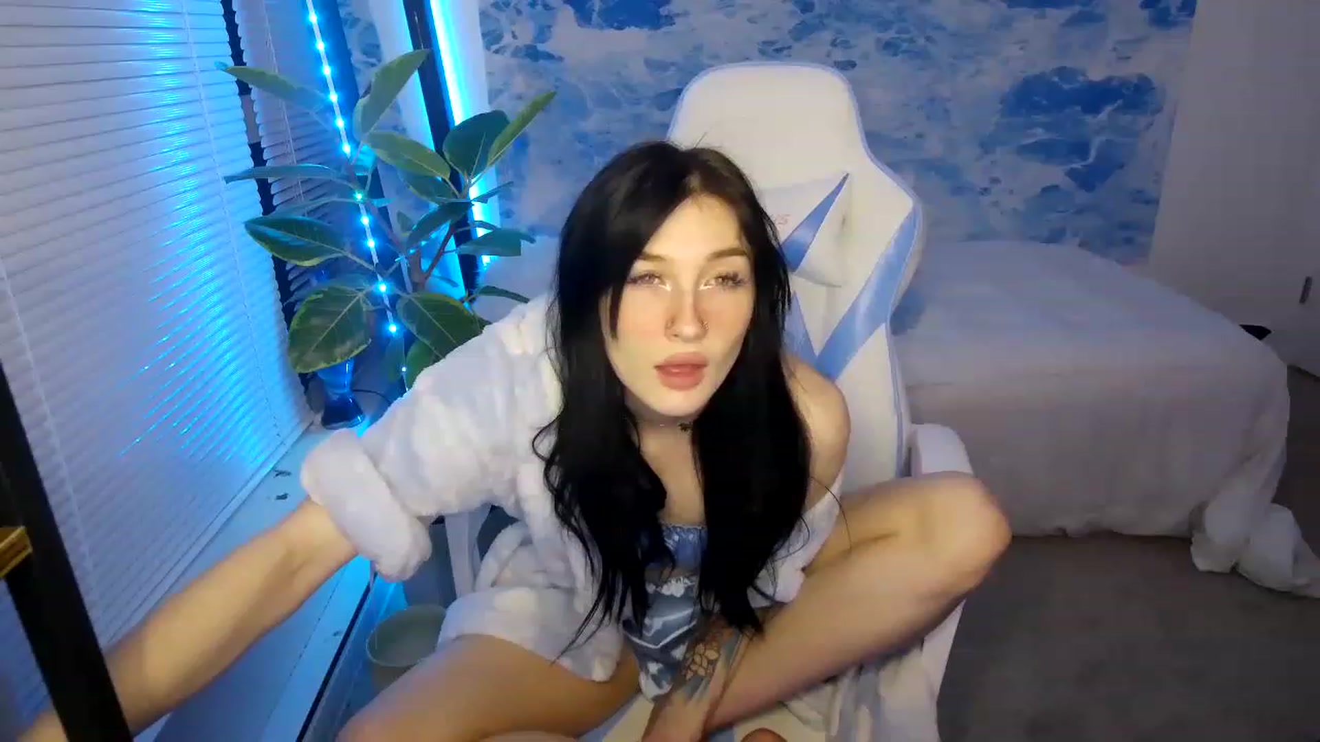 Gallery image thumbnail from cloverslucky's myfreecams stream on, 03/19/2023, 04:04 image 8 of 20