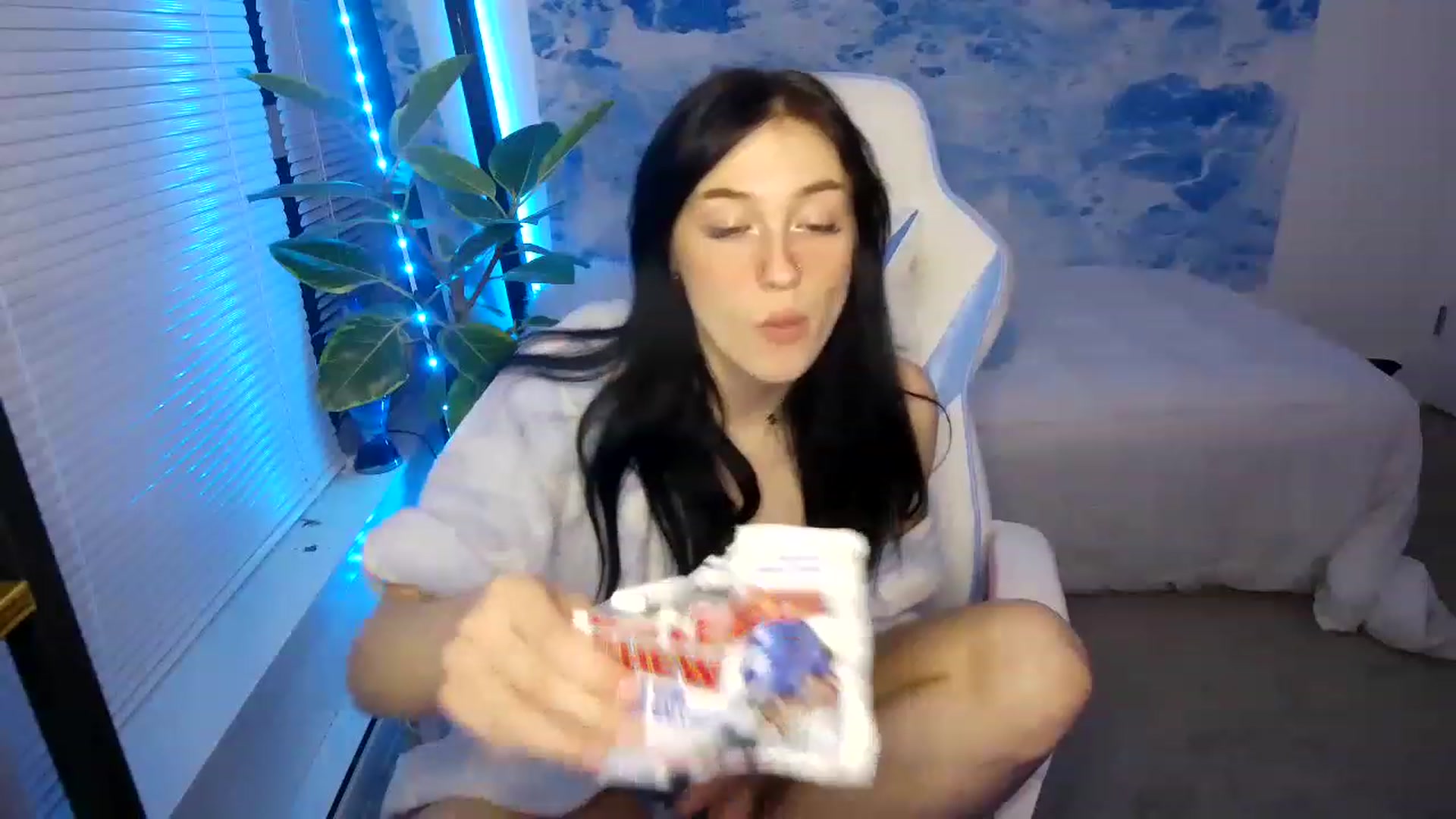 Gallery image thumbnail from cloverslucky's myfreecams stream on, 03/19/2023, 04:04 image 12 of 20