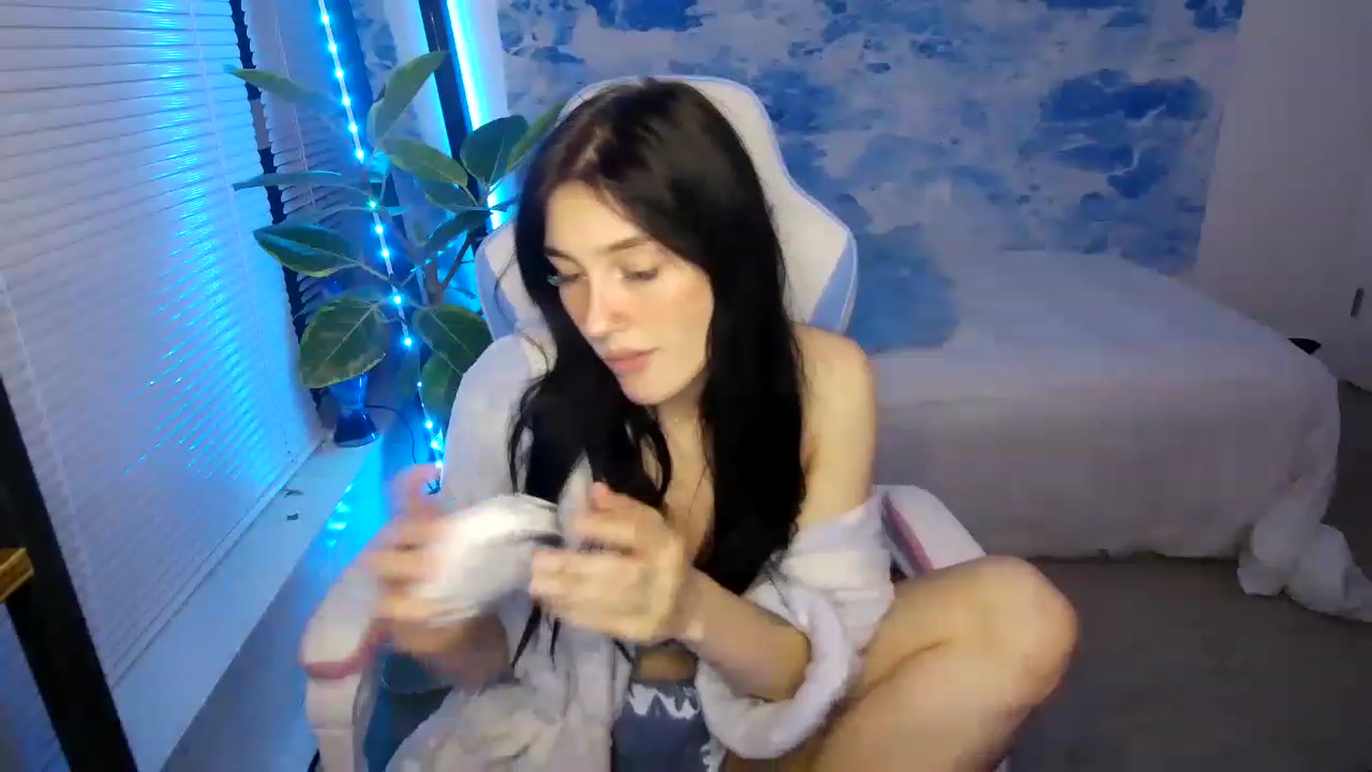 Gallery image thumbnail from cloverslucky's myfreecams stream on, 03/19/2023, 04:04 image 14 of 20