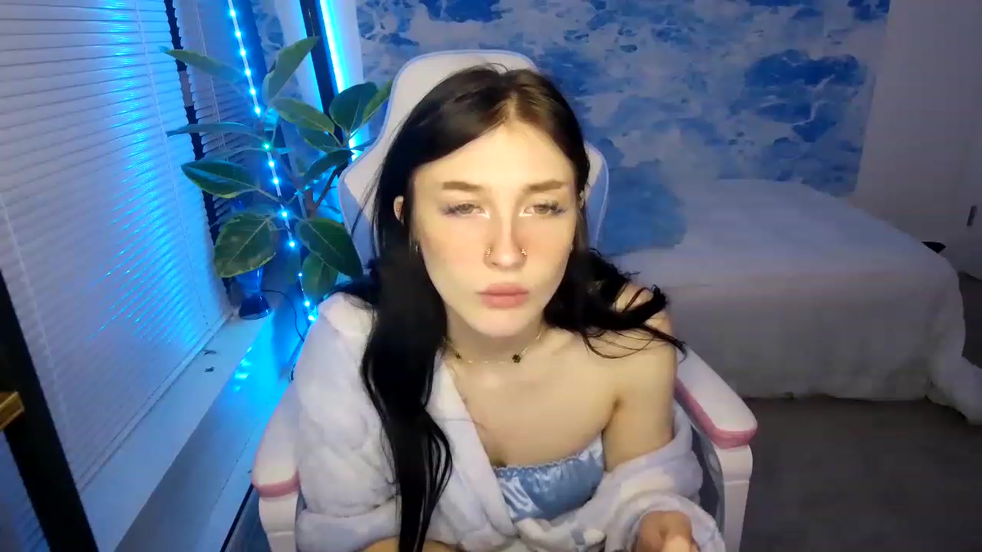 Gallery image thumbnail from cloverslucky's myfreecams stream on, 03/19/2023, 04:04 image 19 of 20