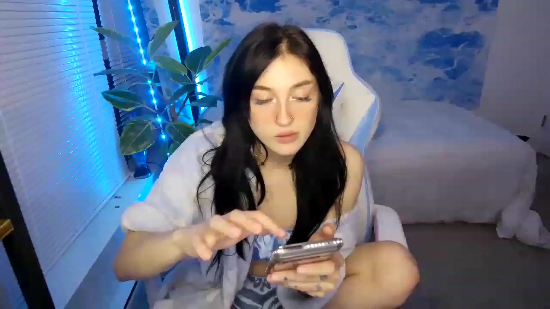 Gallery image thumbnail from cloverslucky's myfreecams stream on, 03/19/2023, 04:04 image 13 of 20