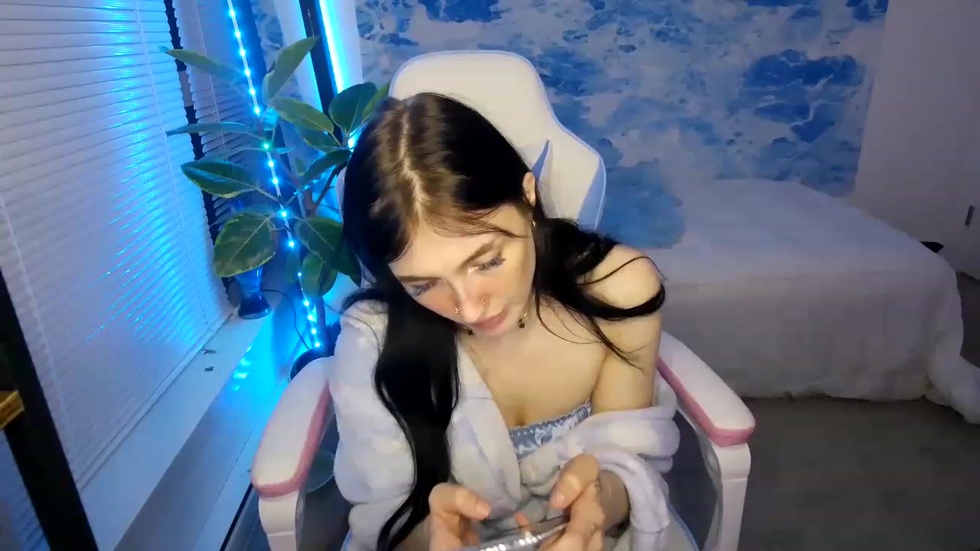 Gallery image thumbnail from cloverslucky's myfreecams stream on, 03/19/2023, 04:04 image 20 of 20