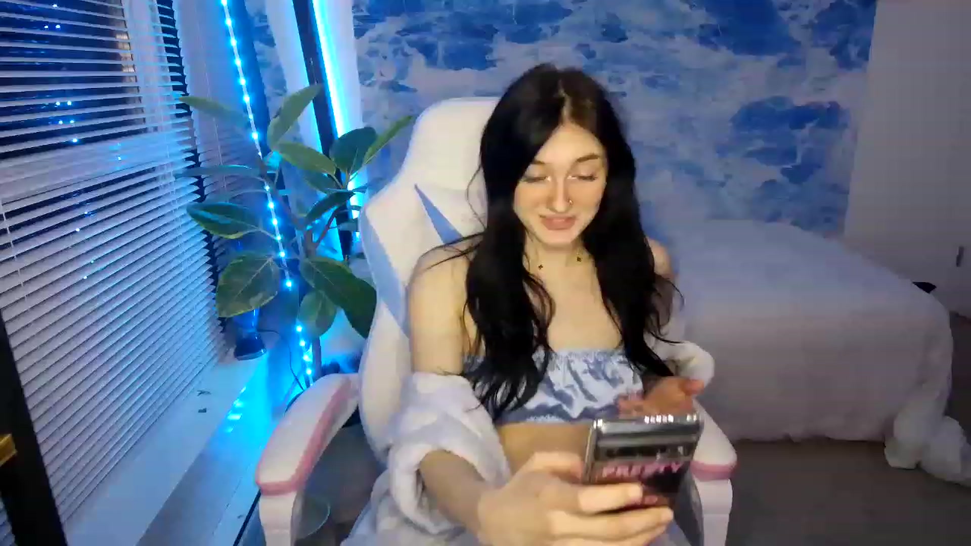 Gallery image thumbnail from cloverslucky's myfreecams stream on, 03/19/2023, 04:04 image 1 of 20