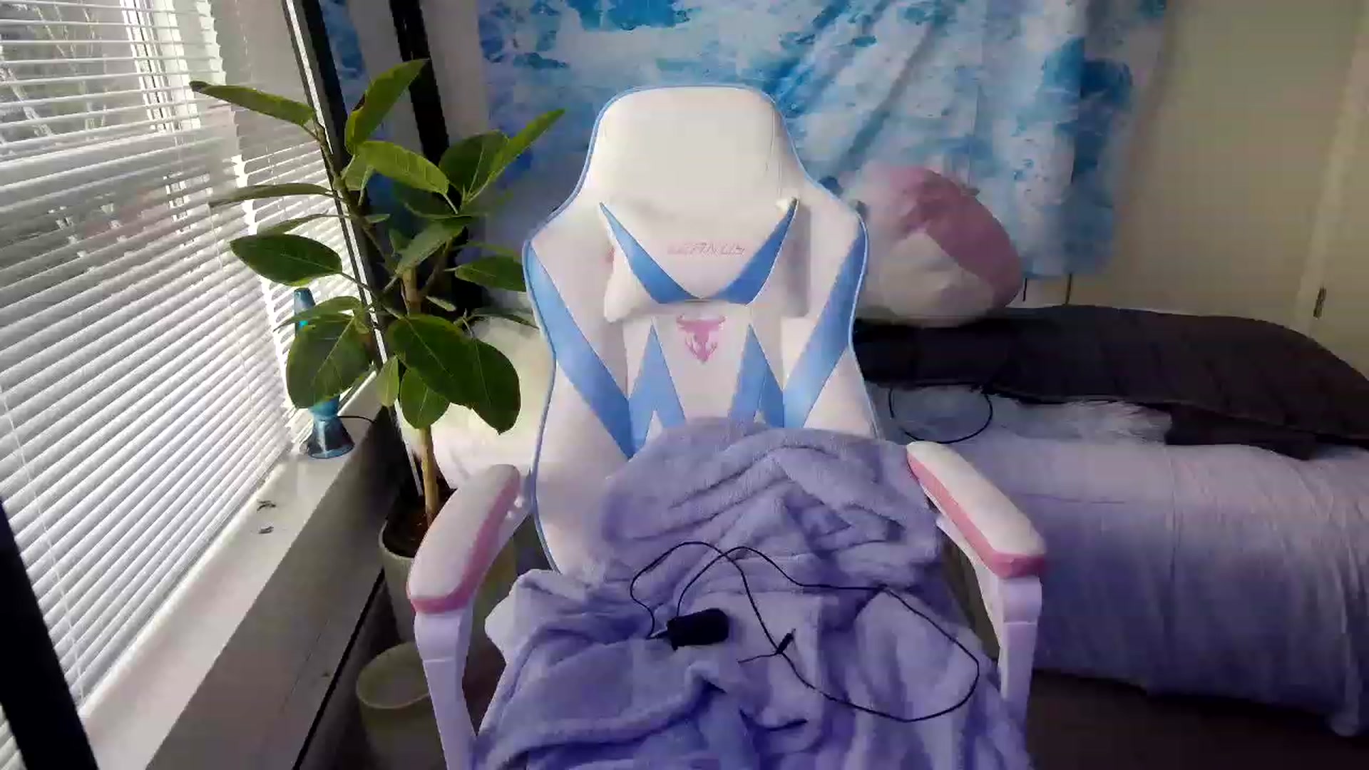 Gallery image thumbnail from cloverslucky's myfreecams stream on, 03/24/2023, 02:17 image 18 of 20