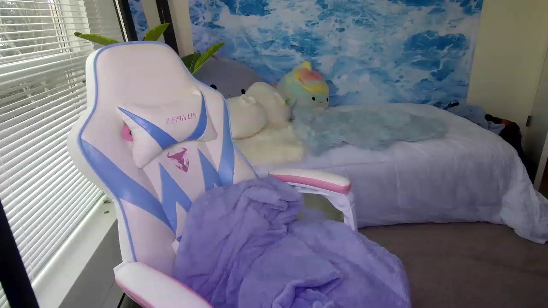 Gallery image thumbnail from cloverslucky's myfreecams stream on, 03/24/2023, 02:17 image 10 of 20