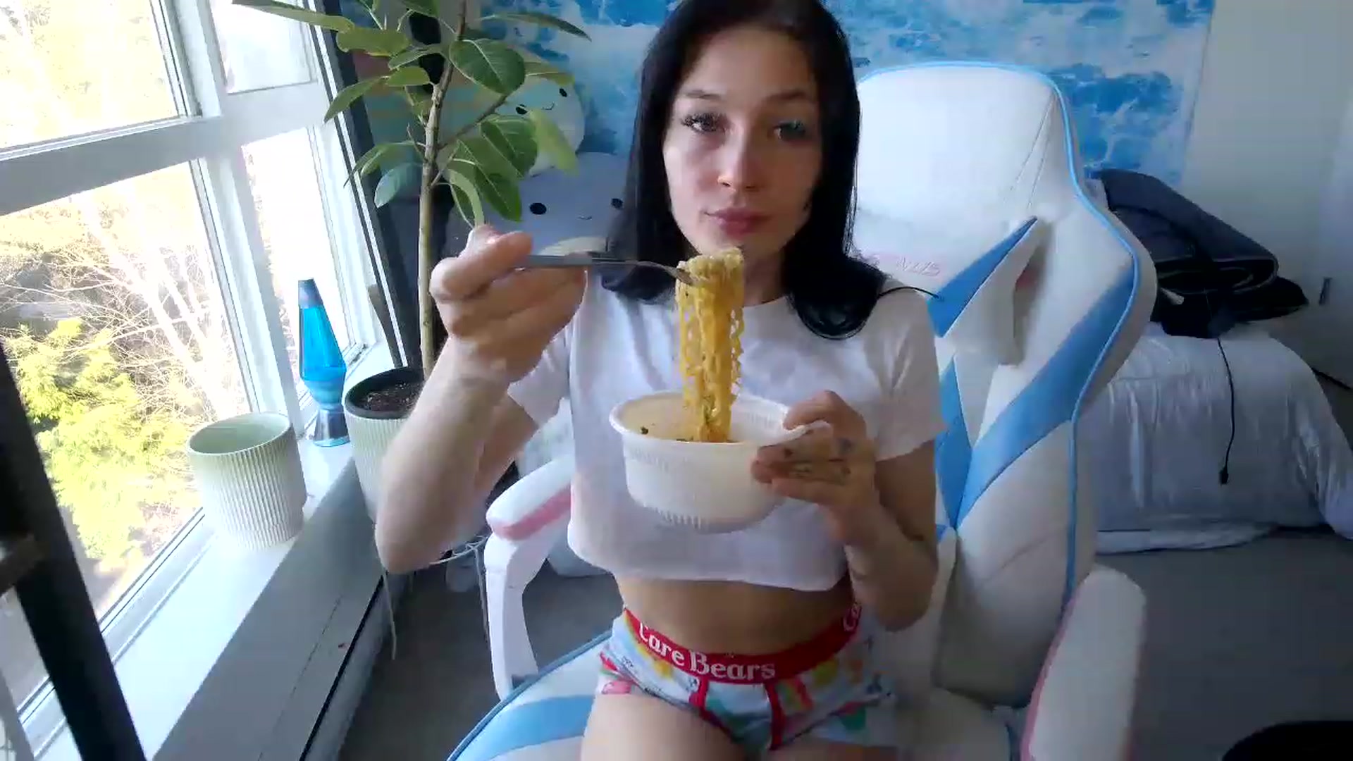 Gallery image thumbnail from cloverslucky's myfreecams stream on, 04/02/2023, 24:51 image 5 of 20