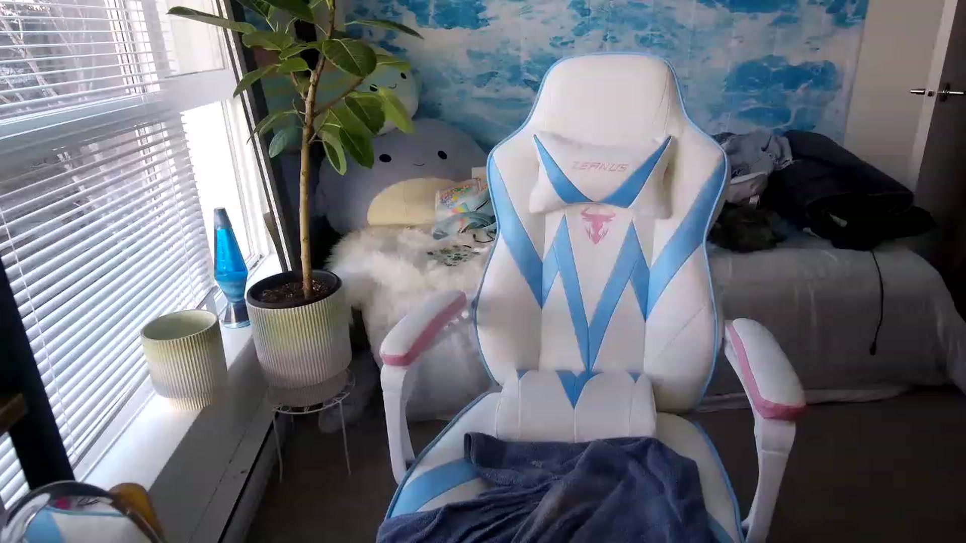 Gallery image thumbnail from cloverslucky's myfreecams stream on, 04/02/2023, 02:40 image 18 of 20