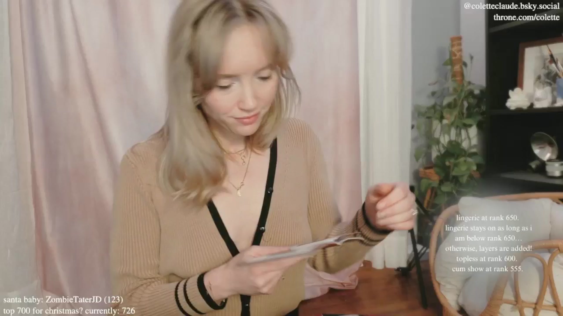Gallery image thumbnail from coletteclaus's myfreecams stream on, 12/19/2024, 22:14 image 1 of 20