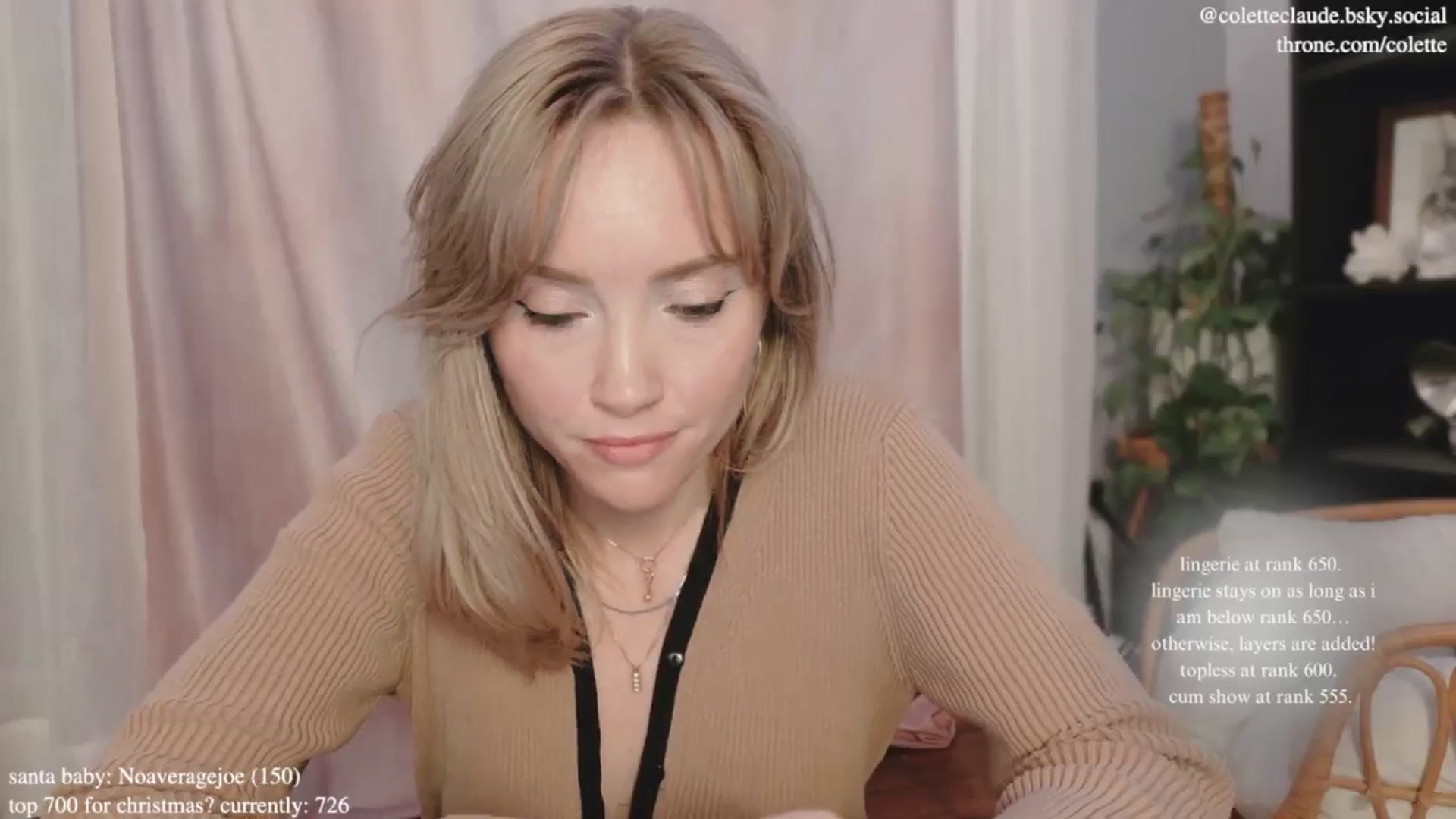 Gallery image thumbnail from coletteclaus's myfreecams stream on, 12/19/2024, 22:14 image 10 of 20