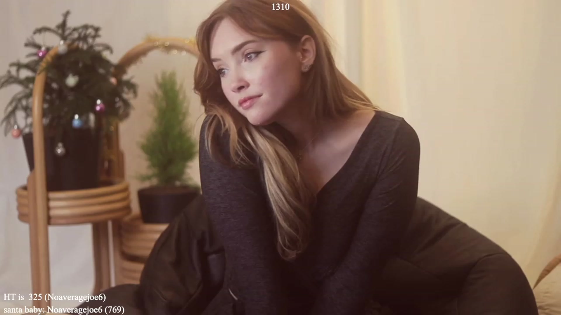 Gallery image thumbnail from colettedujour's myfreecams stream on, 12/06/2022, 19:45 image 7 of 20