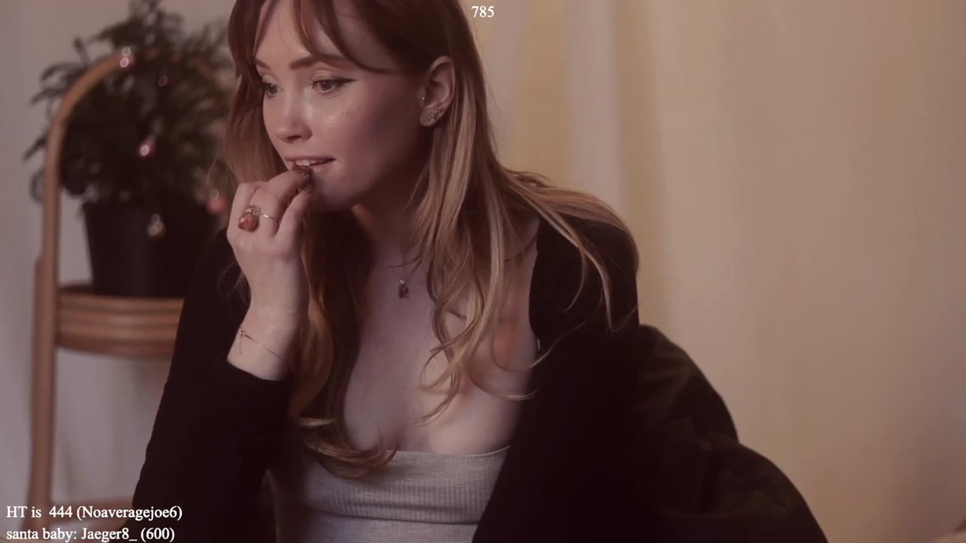 Gallery image thumbnail from colettedujour's myfreecams stream on, 12/19/2022, 20:03 image 12 of 20