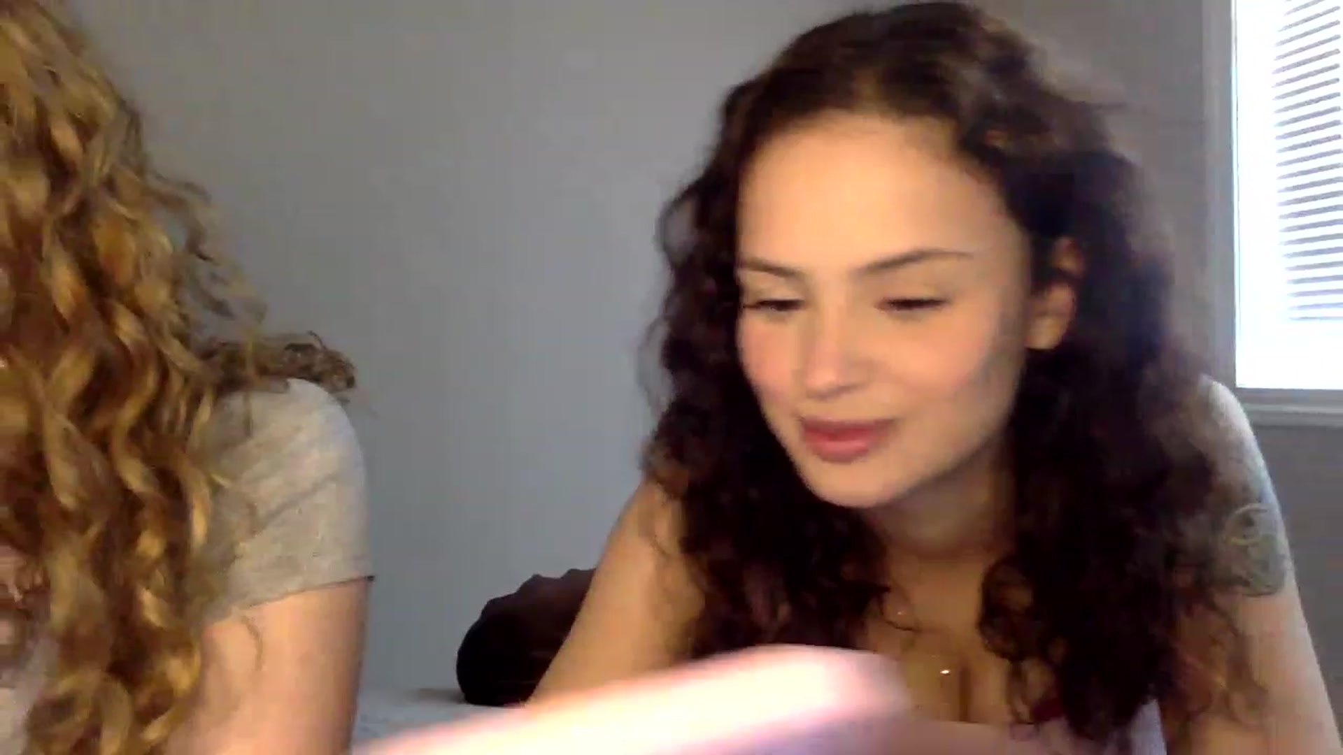 Gallery image thumbnail from colombilatina's myfreecams stream on, 03/20/2023, 21:22 image 6 of 20