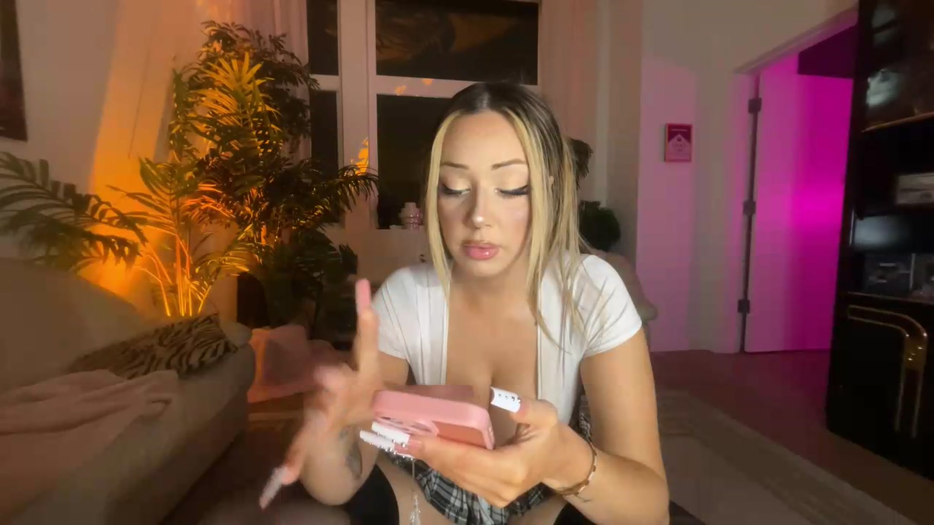 Gallery image thumbnail from coziebae's myfreecams stream on, 08/05/2026, 08:13 image 11 of 20