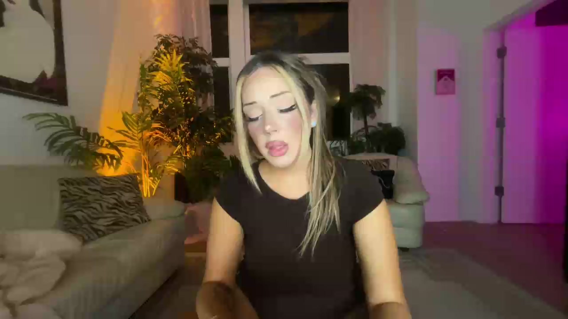 Gallery image thumbnail from coziebae's myfreecams stream on, 08/11/2026, 07:11 image 6 of 20