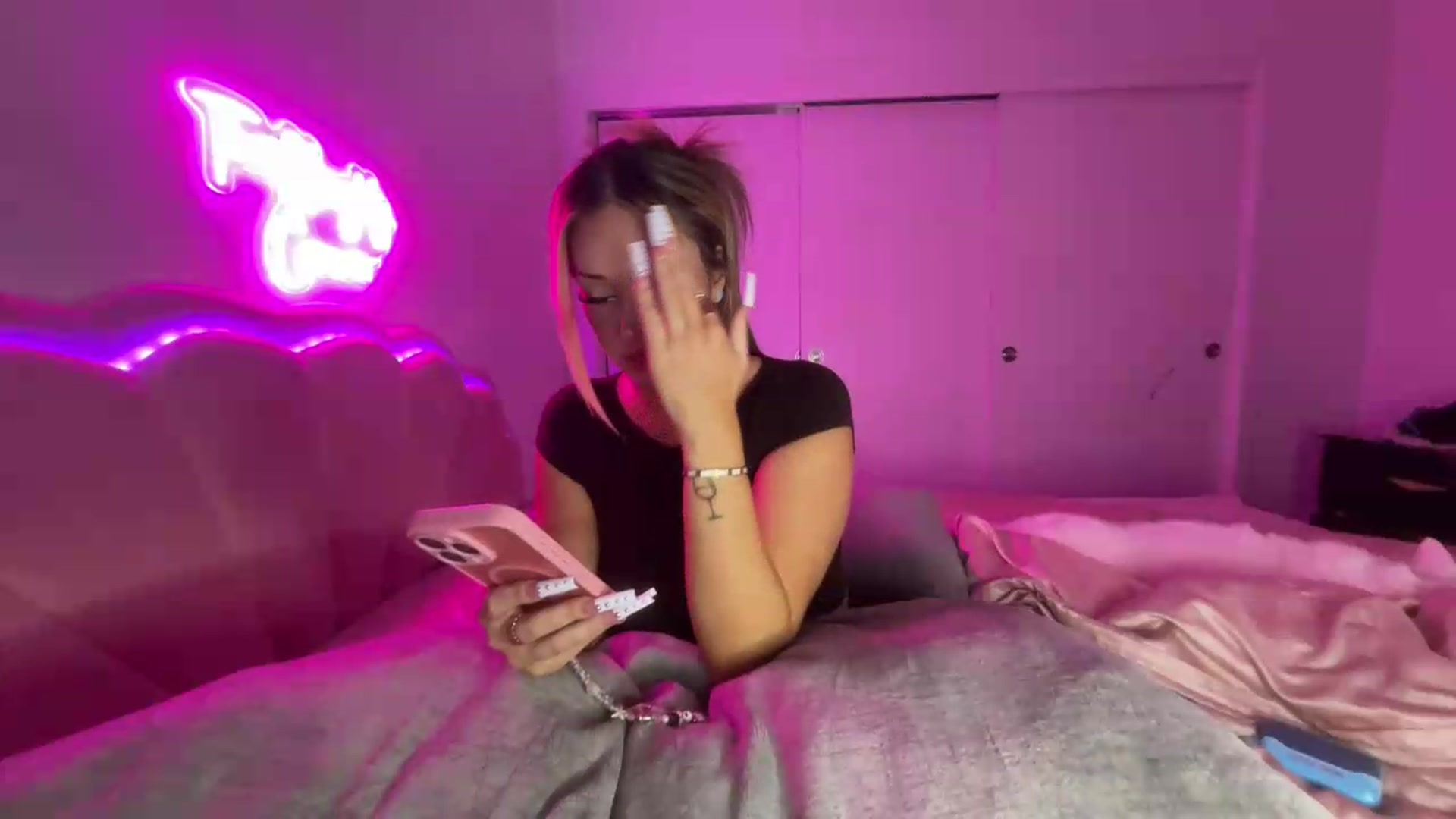 Gallery image thumbnail from coziebae's myfreecams stream on, 08/11/2026, 08:23 image 17 of 20
