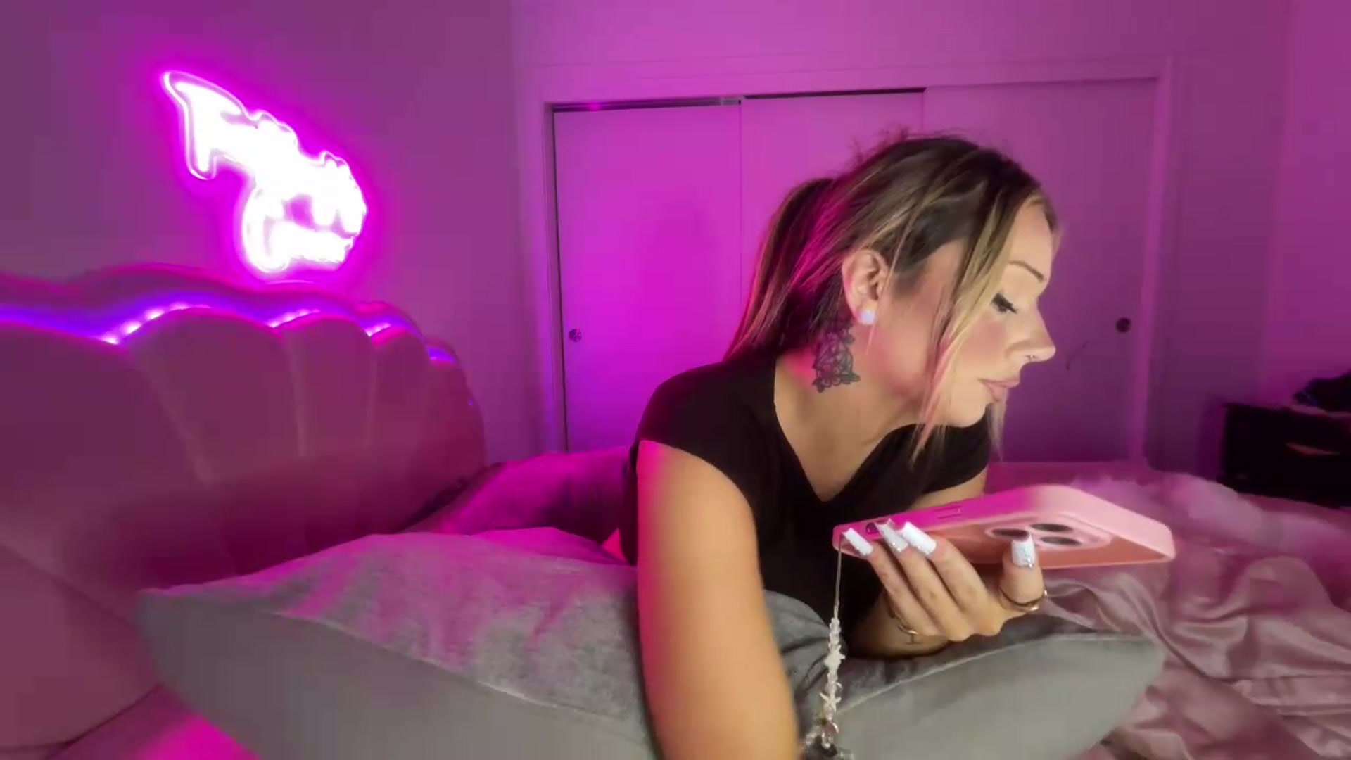 Gallery image thumbnail from coziebae's myfreecams stream on, 08/11/2026, 08:43 image 16 of 20