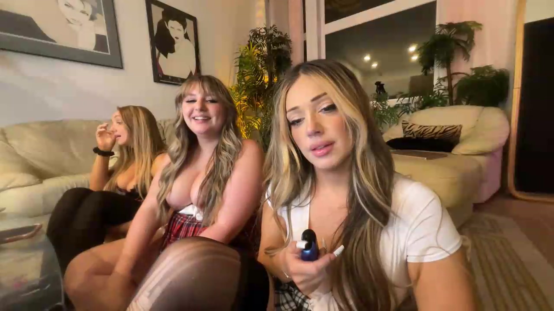 Gallery image thumbnail from coziebae's myfreecams stream on, 08/27/2026, 10:11 image 19 of 20