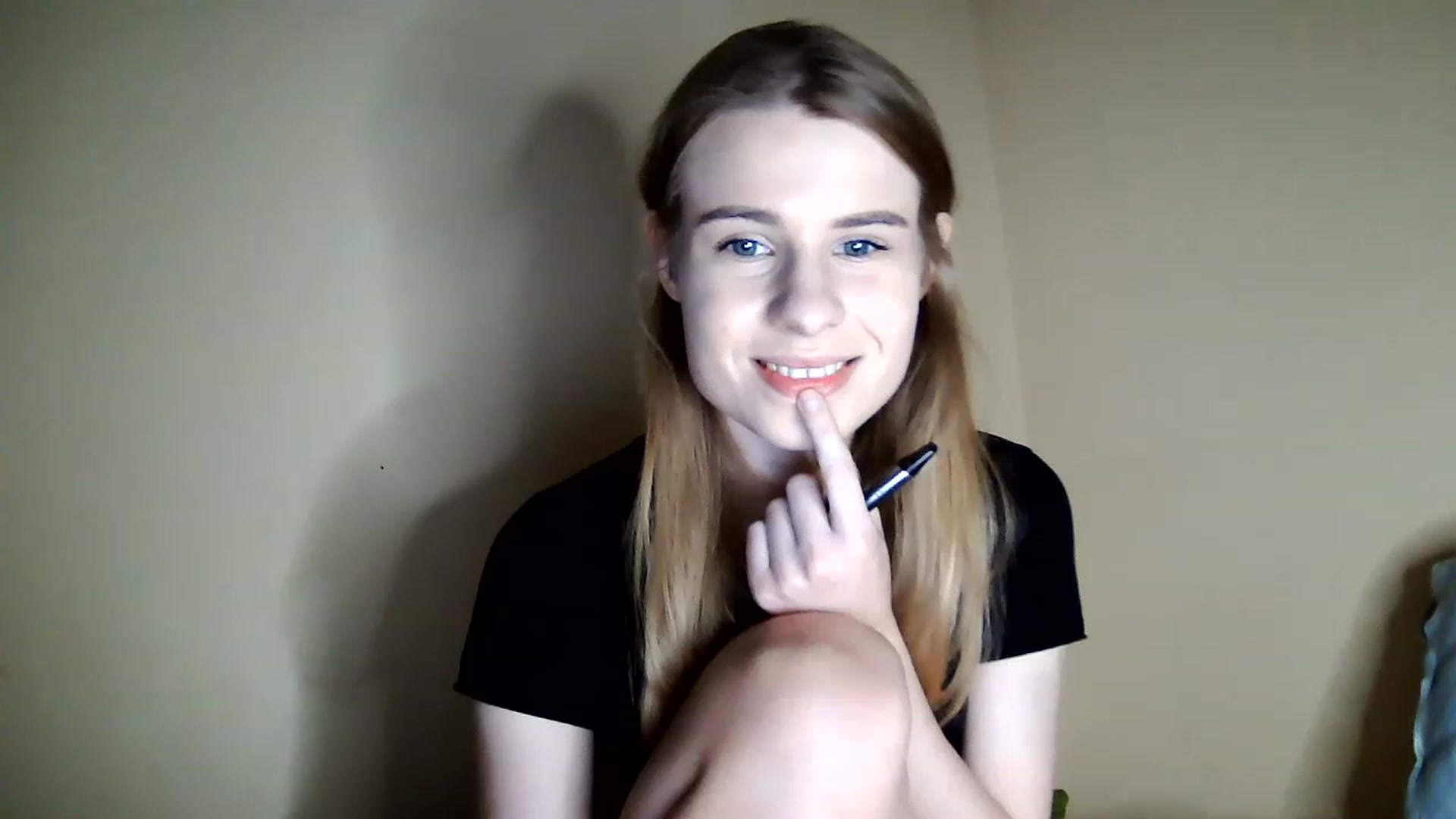 Gallery image thumbnail from craazy_bunny's myfreecams stream on, 12/18/2022, 15:09 image 9 of 20