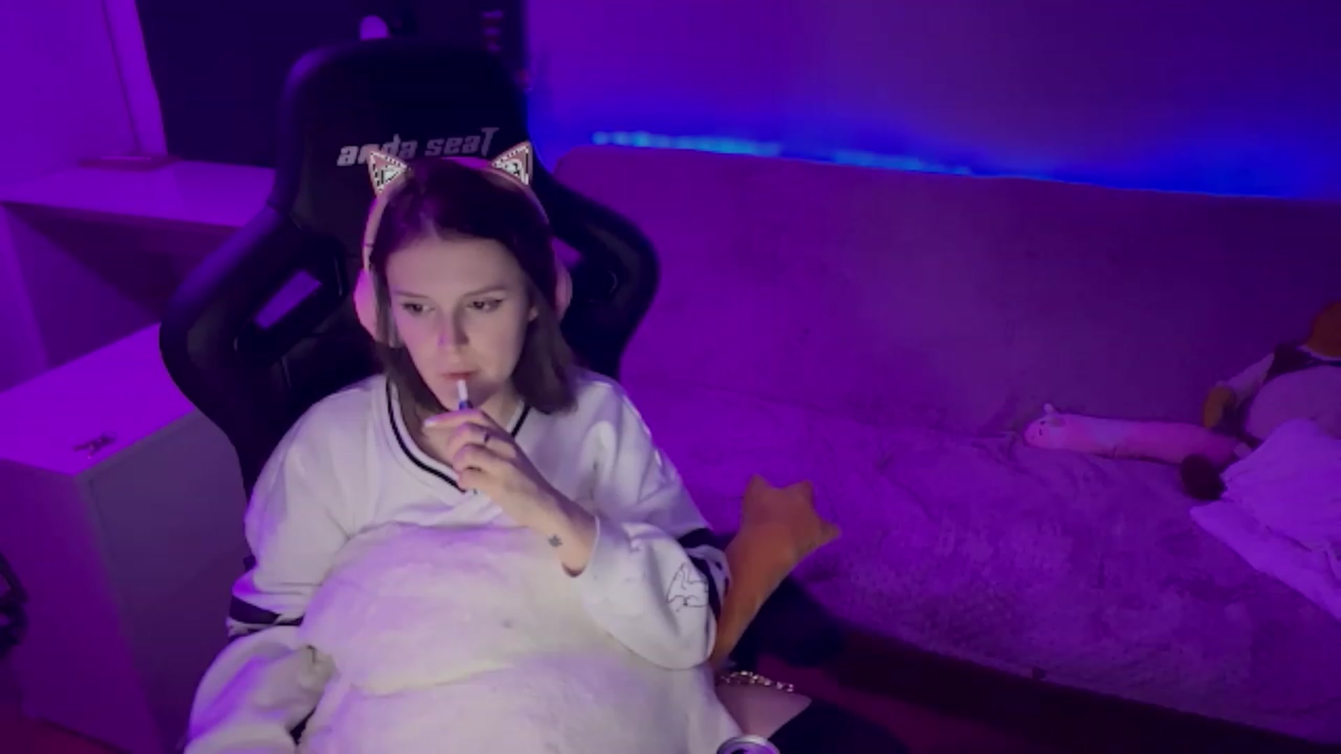 Gallery image thumbnail from crybabyKys's myfreecams stream on, 11/19/2023, 01:15 image 18 of 20