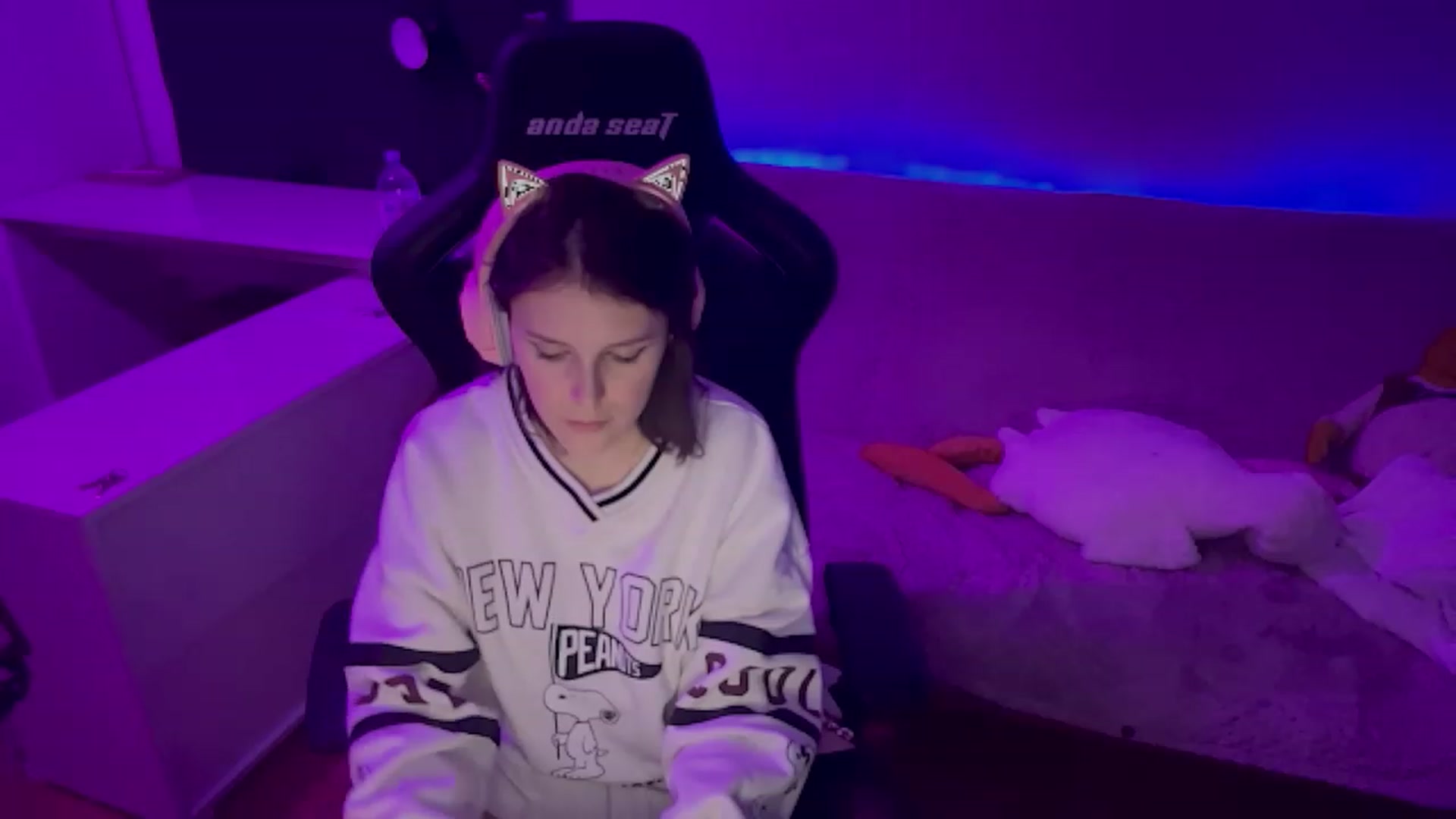 Gallery image thumbnail from crybabyKys's myfreecams stream on, 11/19/2023, 01:15 image 15 of 20