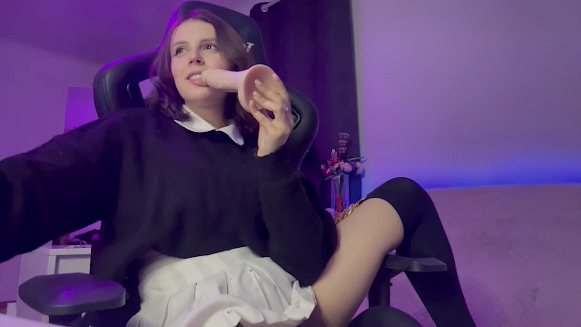 Gallery image thumbnail from crybabyKys's myfreecams stream on, 11/19/2023, 01:15 image 4 of 20