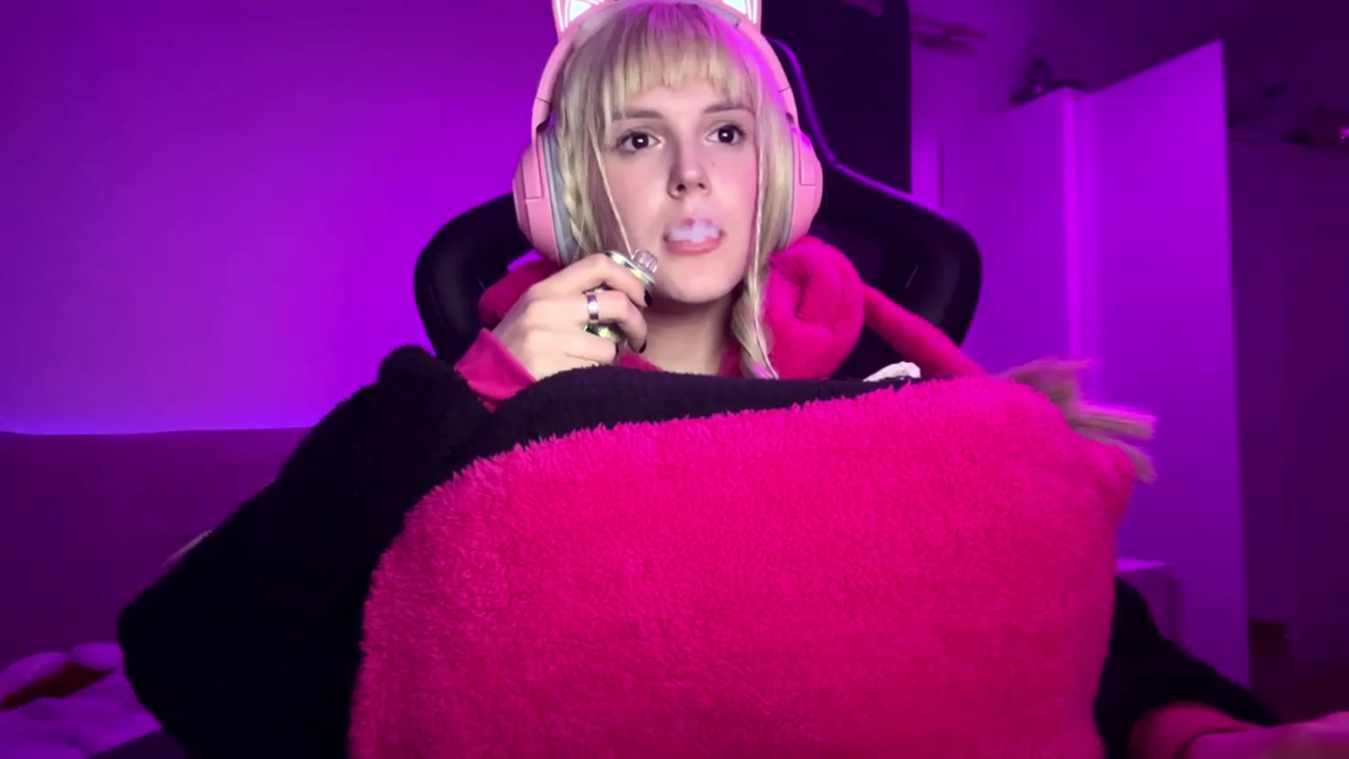 Gallery image thumbnail from crybabyKys's myfreecams stream on, 11/21/2023, 21:26 image 20 of 20