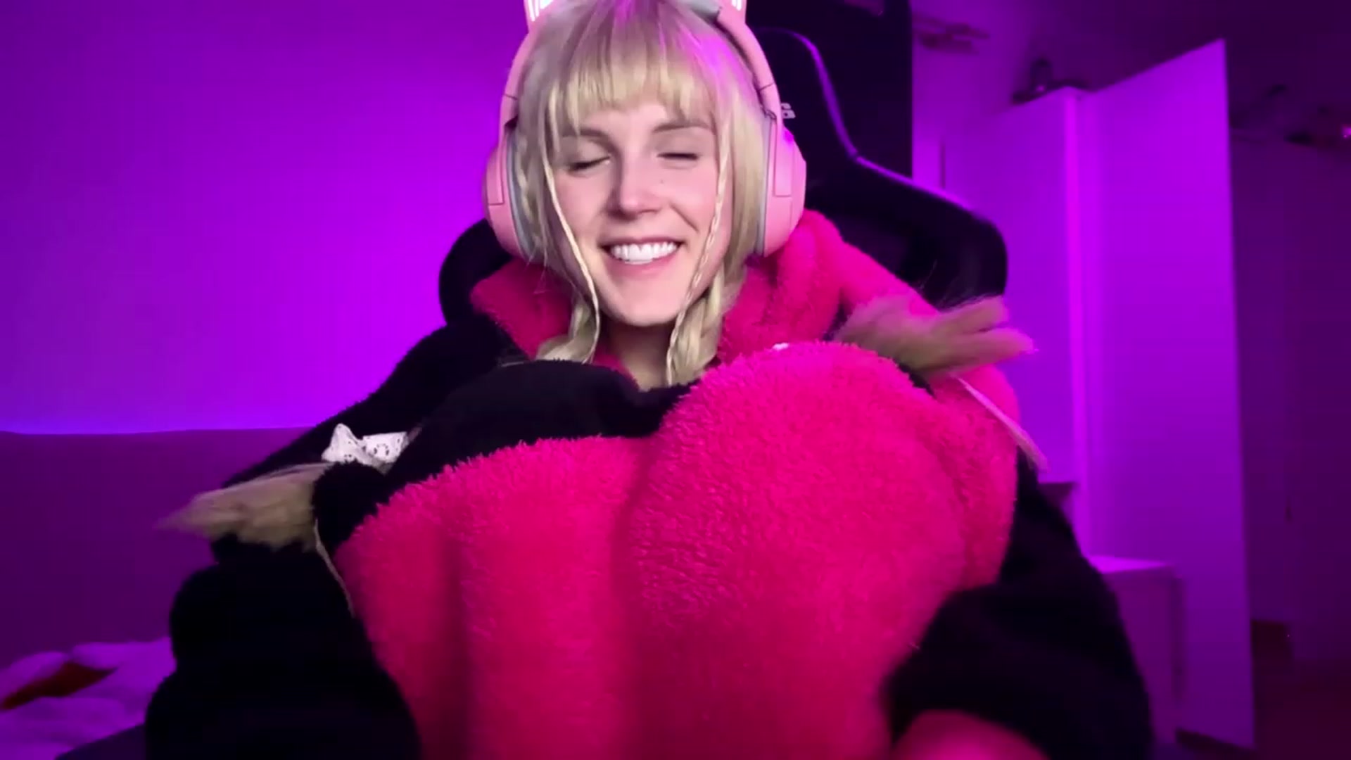 Gallery image thumbnail from crybabyKys's myfreecams stream on, 11/21/2023, 21:26 image 19 of 20