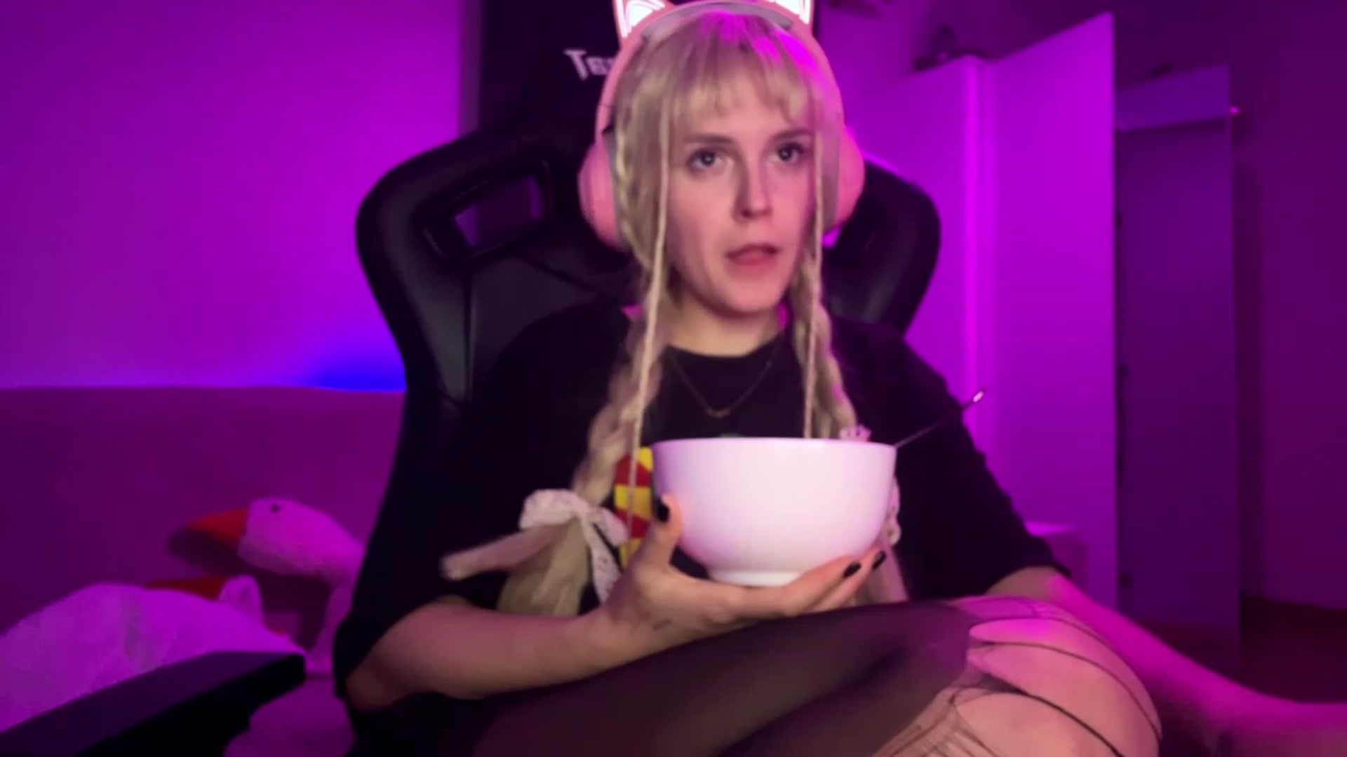 Gallery image thumbnail from crybabyKys's myfreecams stream on, 11/22/2023, 02:34 image 9 of 20