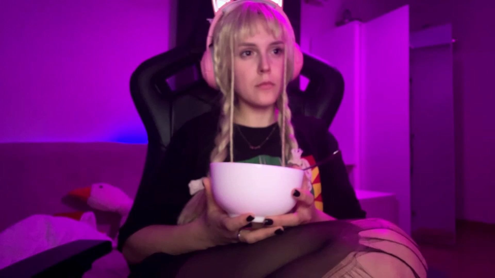 Gallery image thumbnail from crybabyKys's myfreecams stream on, 11/22/2023, 02:34 image 8 of 20