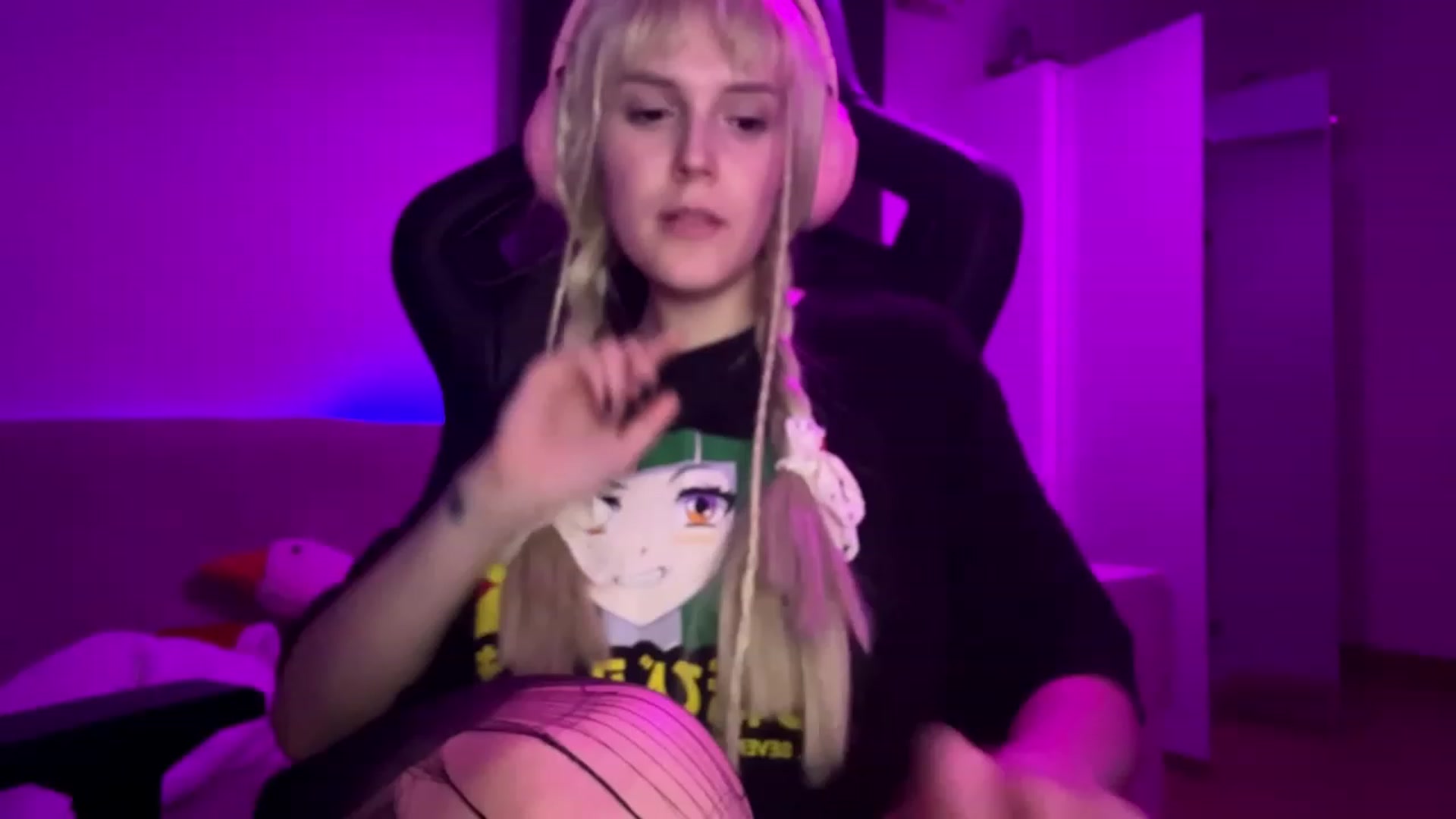 Gallery image thumbnail from crybabyKys's myfreecams stream on, 11/22/2023, 02:34 image 18 of 20