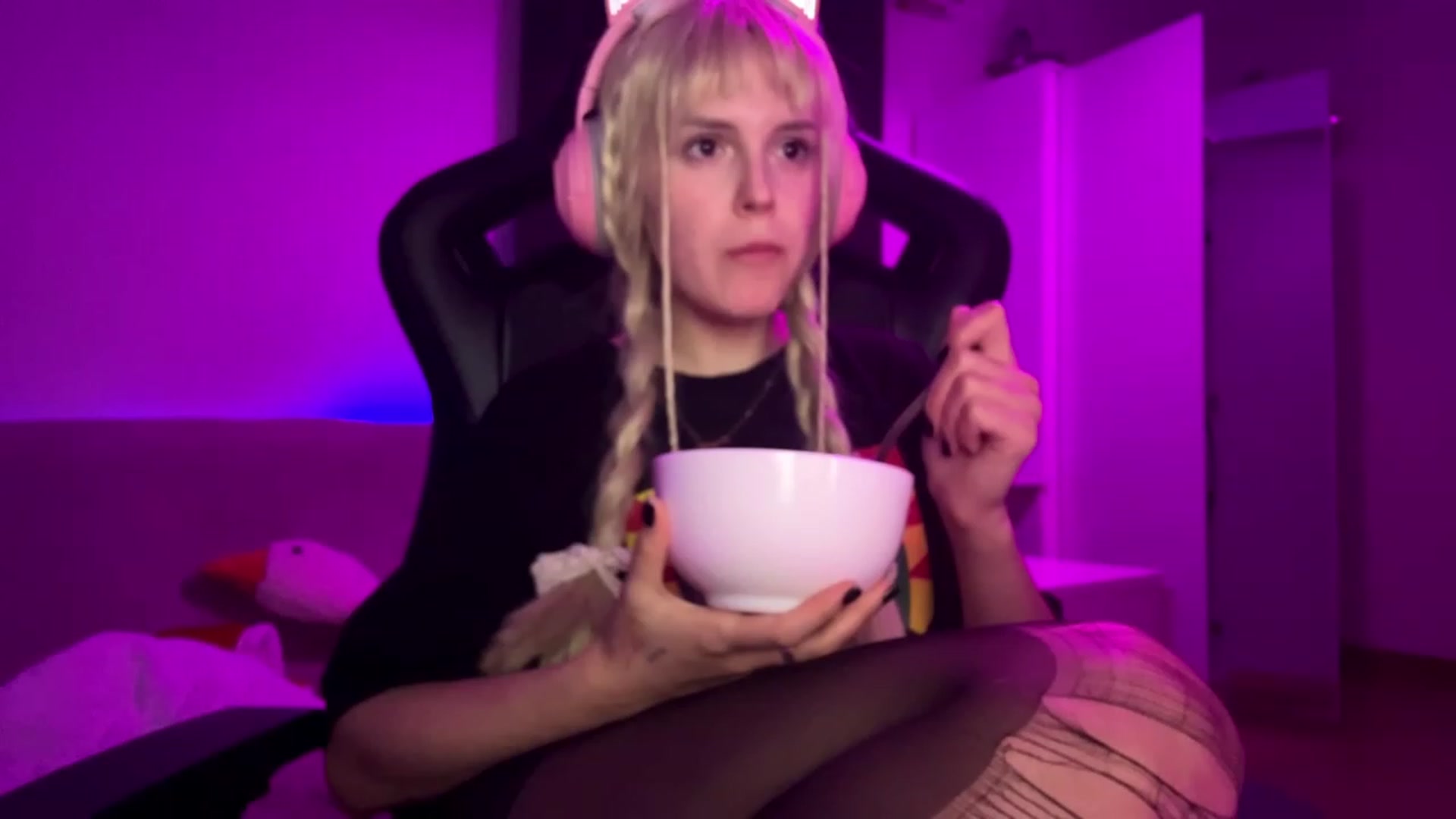 Gallery image thumbnail from crybabyKys's myfreecams stream on, 11/22/2023, 02:34 image 7 of 20