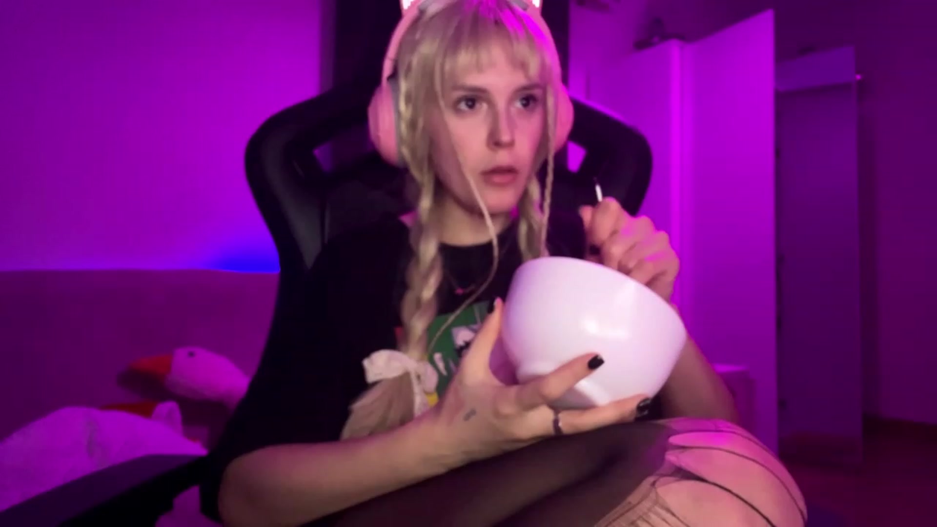 Gallery image thumbnail from crybabyKys's myfreecams stream on, 11/22/2023, 02:34 image 10 of 20