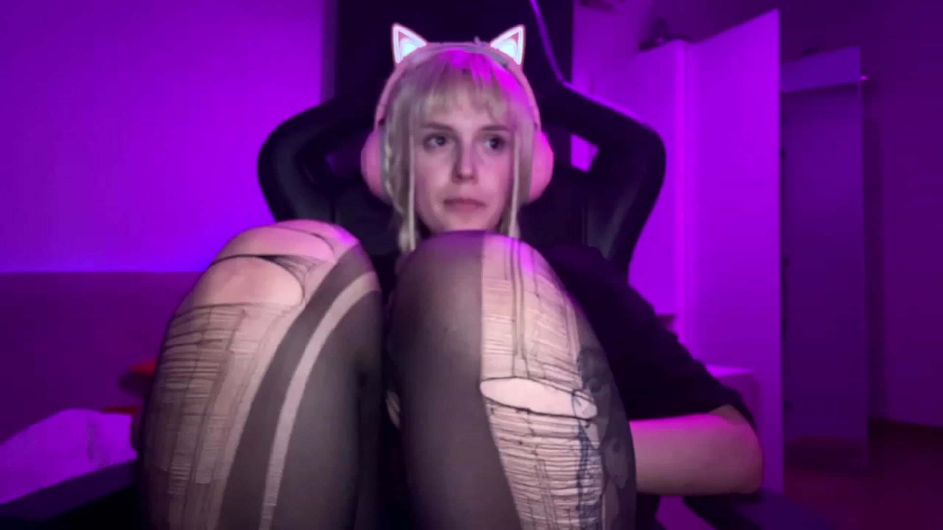 Gallery image thumbnail from crybabyKys's myfreecams stream on, 11/22/2023, 02:34 image 11 of 20