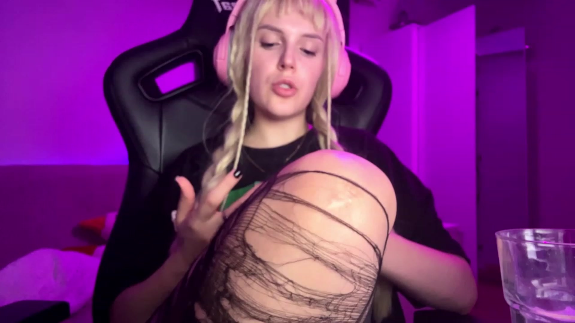 Gallery image thumbnail from crybabyKys's myfreecams stream on, 11/22/2023, 02:46 image 14 of 20