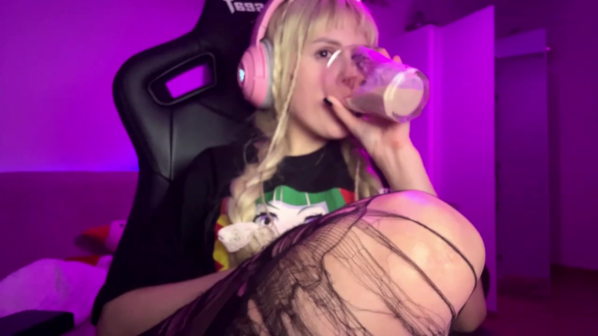 Gallery image thumbnail from crybabyKys's myfreecams stream on, 11/22/2023, 02:46 image 18 of 20