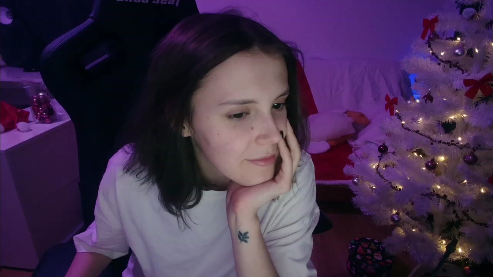Gallery image thumbnail from crybabyKys's myfreecams stream on, 11/27/2023, 01:59 image 20 of 20