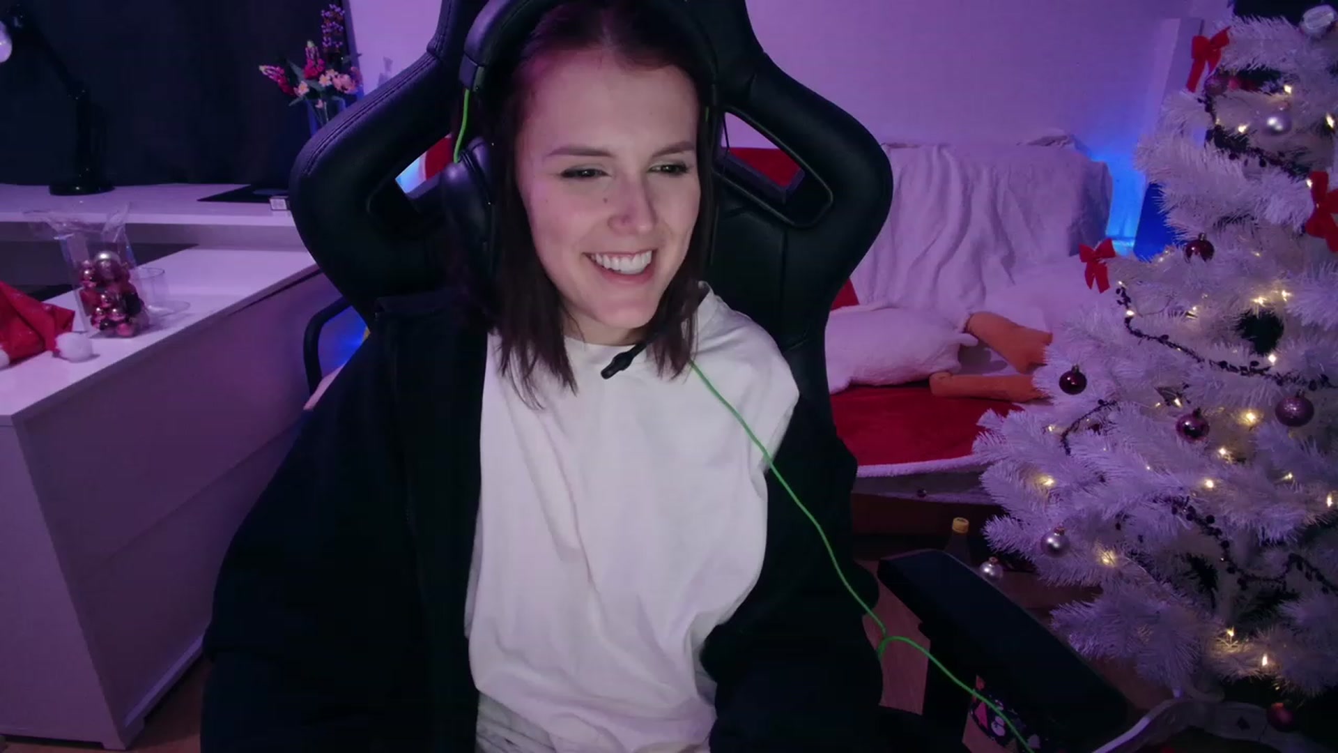 Gallery image thumbnail from crybabyKys's myfreecams stream on, 11/28/2023, 01:22 image 7 of 20