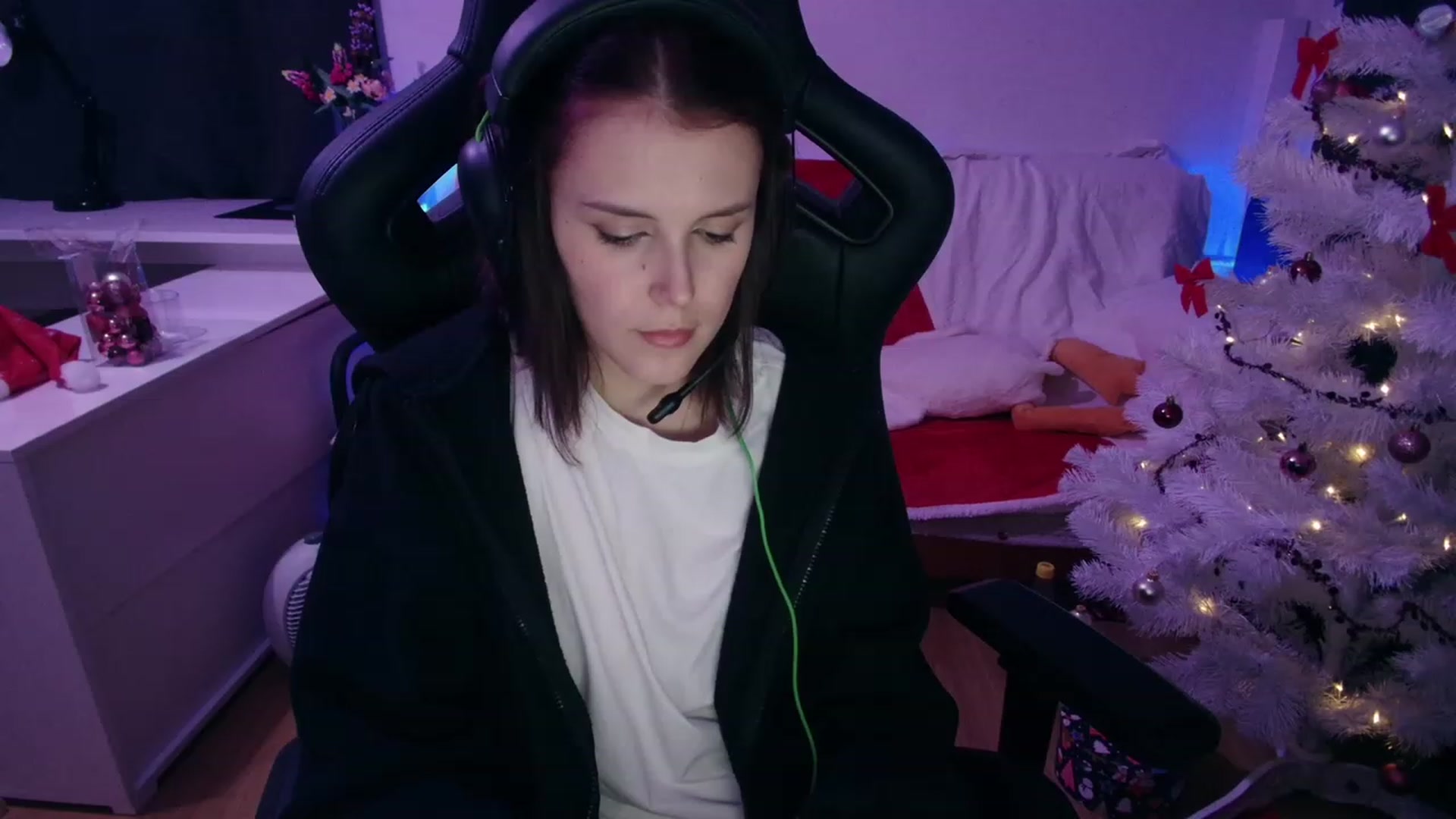 Gallery image thumbnail from crybabyKys's myfreecams stream on, 11/28/2023, 01:22 image 10 of 20