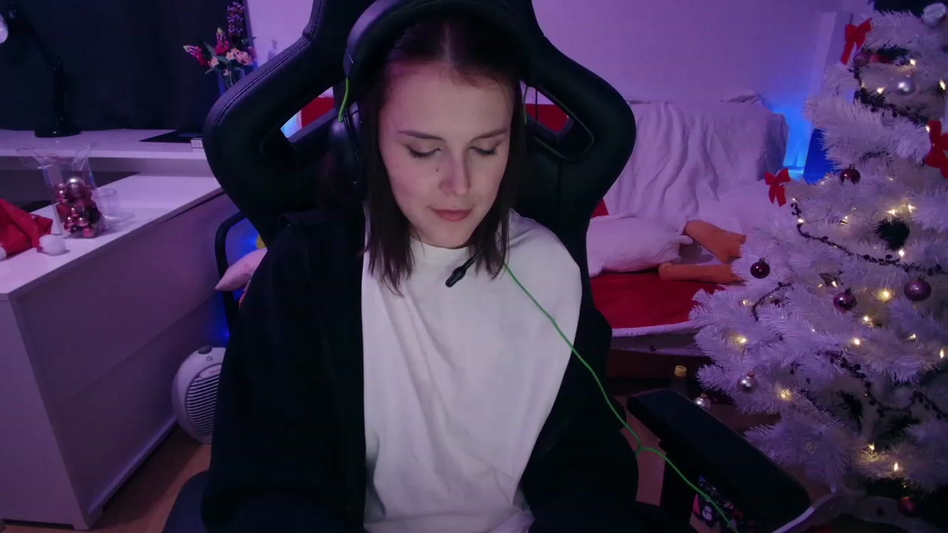 Gallery image thumbnail from crybabyKys's myfreecams stream on, 11/28/2023, 01:22 image 2 of 20