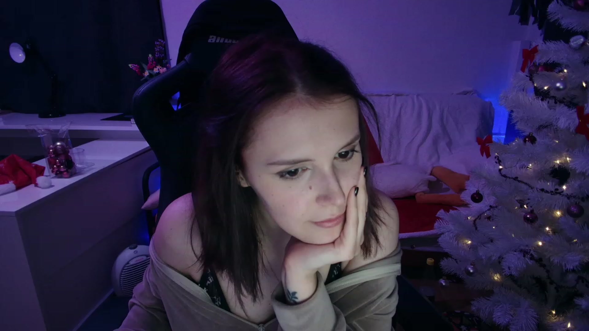 Gallery image thumbnail from crybabyKys's myfreecams stream on, 11/28/2023, 02:31 image 14 of 20