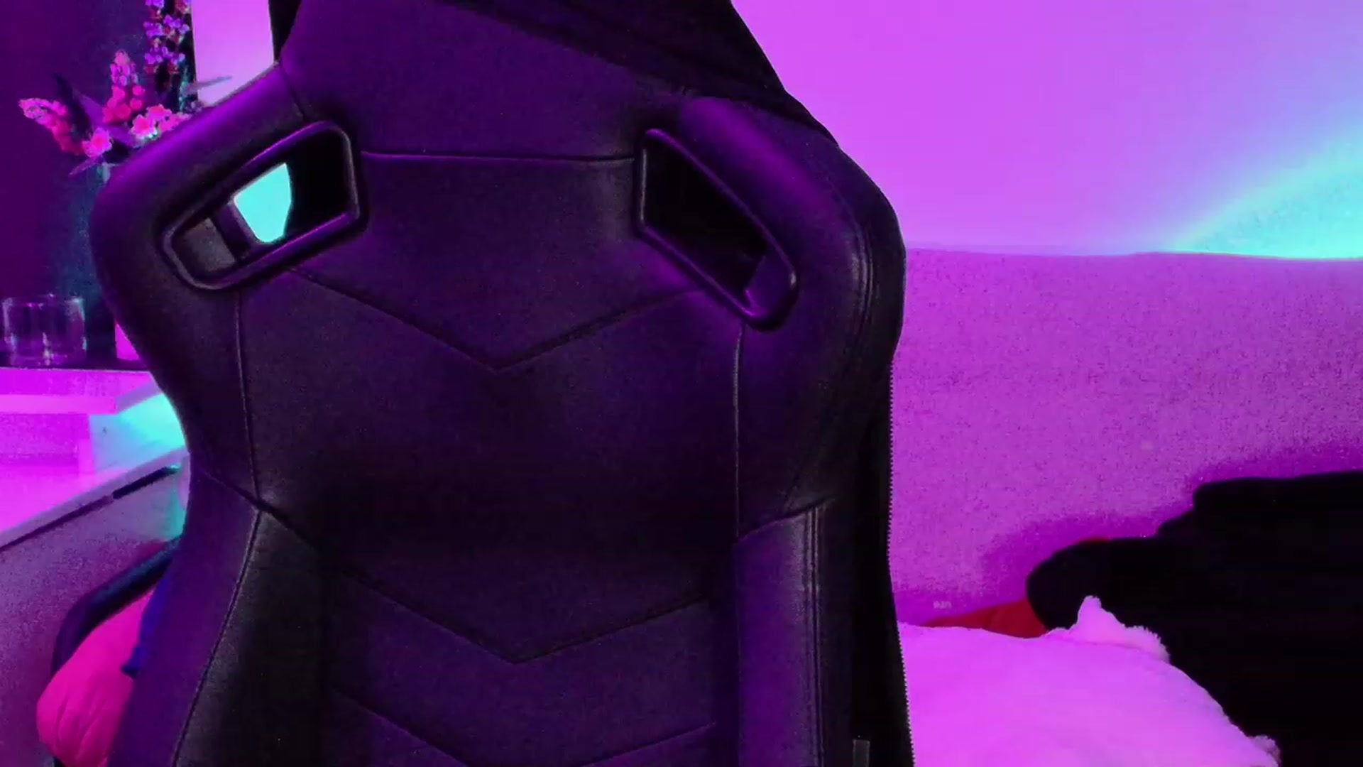Gallery image thumbnail from crybabyKys's myfreecams stream on, 12/04/2023, 24:26 image 10 of 20