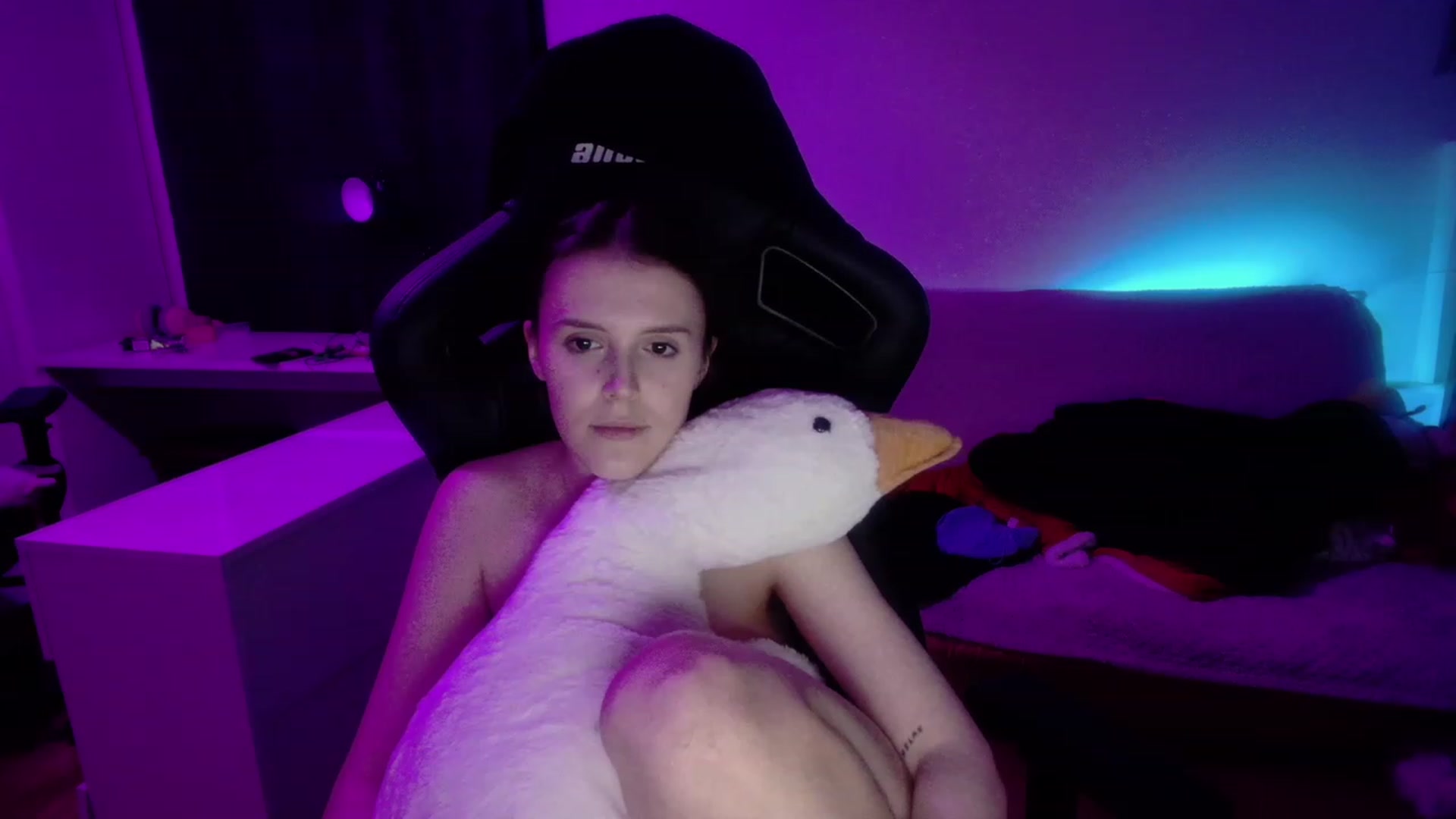 Gallery image thumbnail from crybabyKys's myfreecams stream on, 12/04/2023, 02:35 image 12 of 20