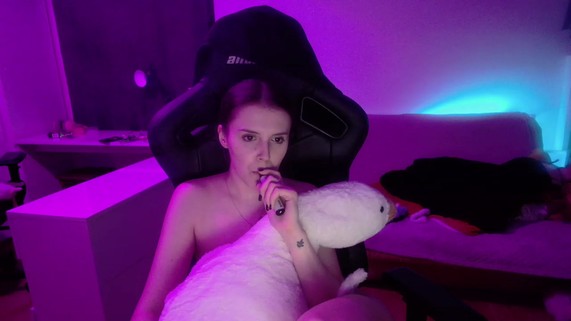 Gallery image thumbnail from crybabyKys's myfreecams stream on, 12/04/2023, 02:35 image 9 of 20