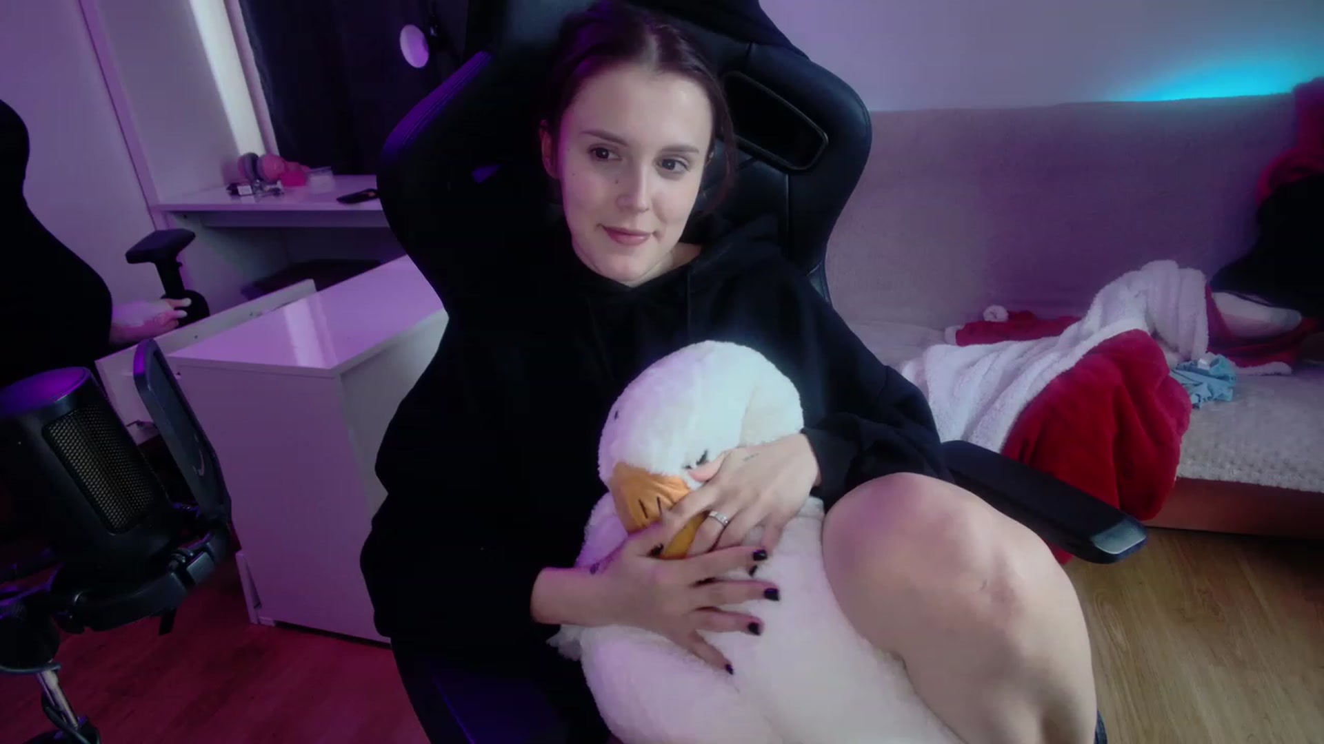 Gallery image thumbnail from crybabyKys's myfreecams stream on, 12/04/2023, 09:00 image 4 of 20