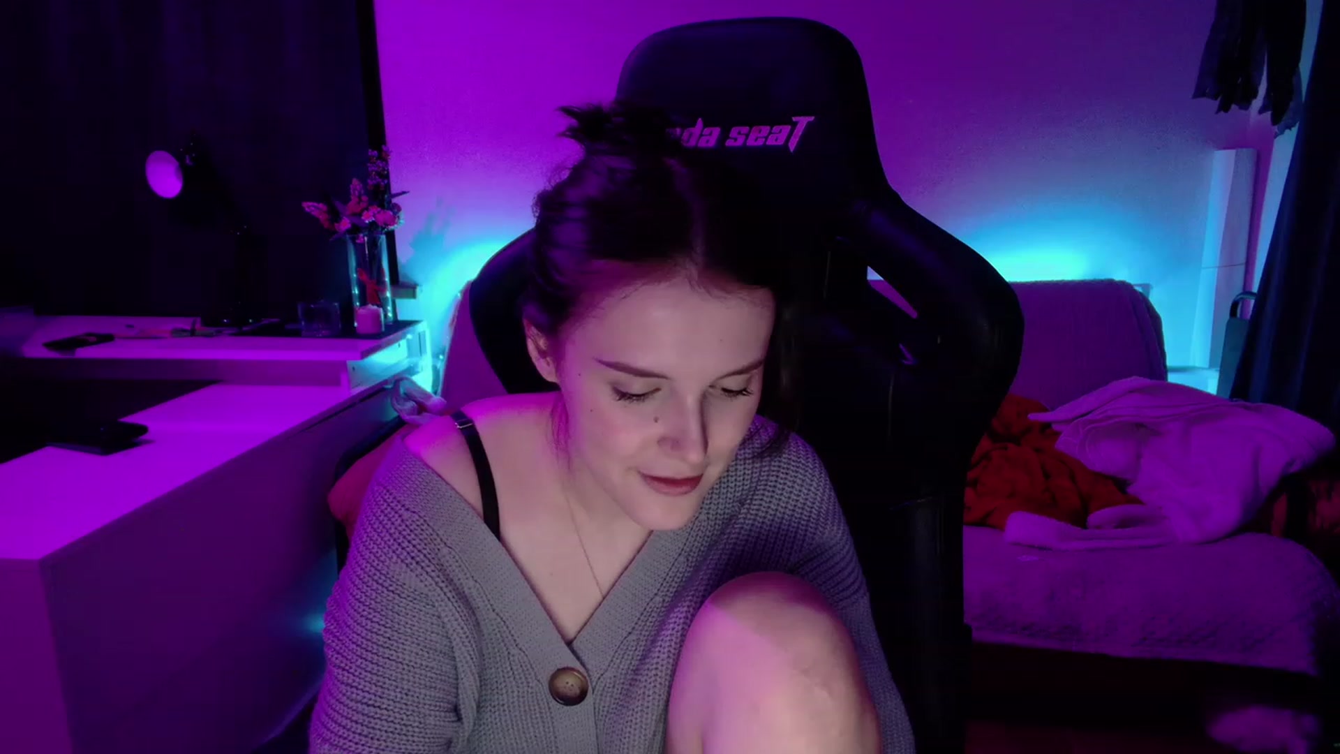 Gallery image thumbnail from crybabyKys's myfreecams stream on, 12/06/2023, 02:44 image 6 of 20