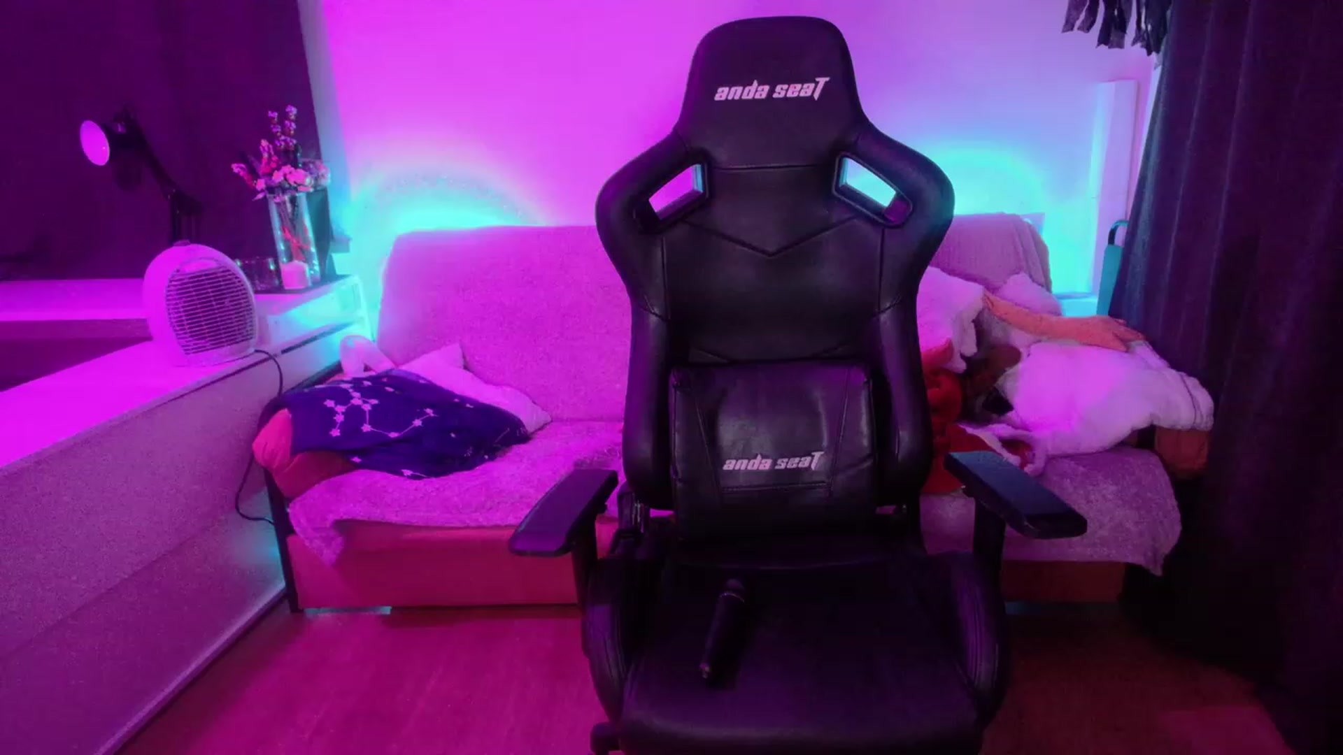 Gallery image thumbnail from crybabyKys's myfreecams stream on, 12/10/2023, 24:41 image 2 of 20